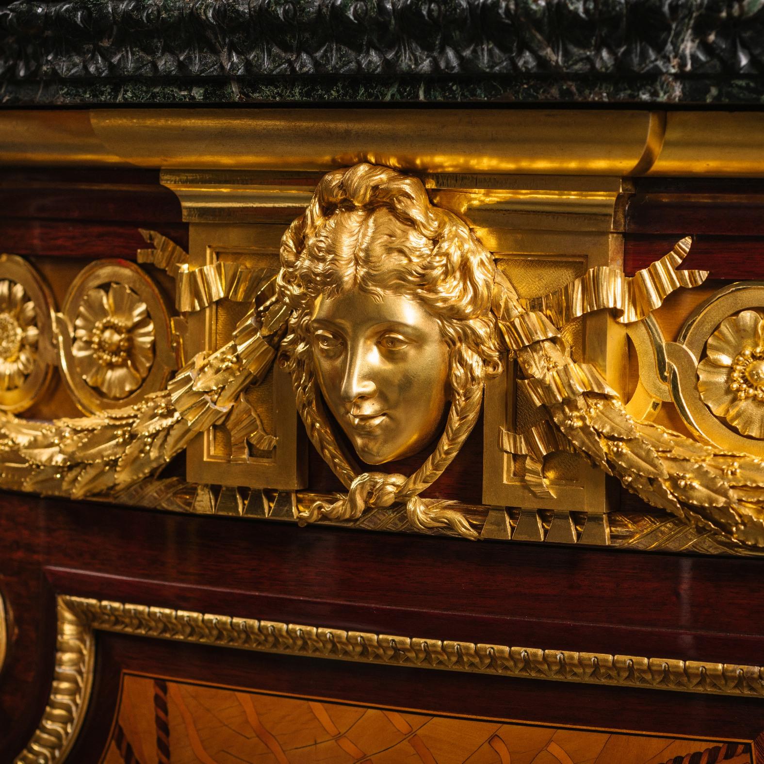 Ein vergoldetes, bronziertes Intarsienkabinett auf einem Stand im Angebot 1