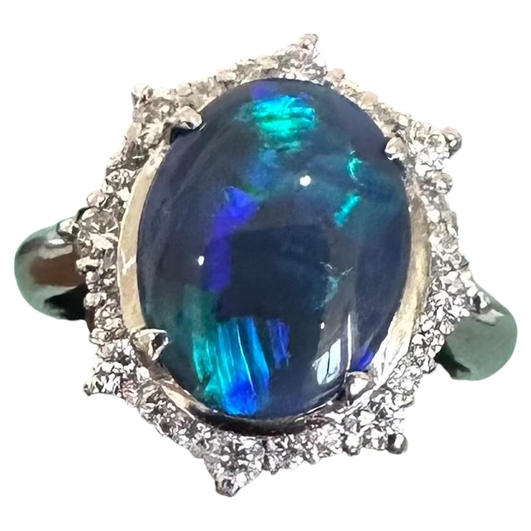 Uno squisito anello di platino con opale nero australiano e diamanti da 2.35 carati