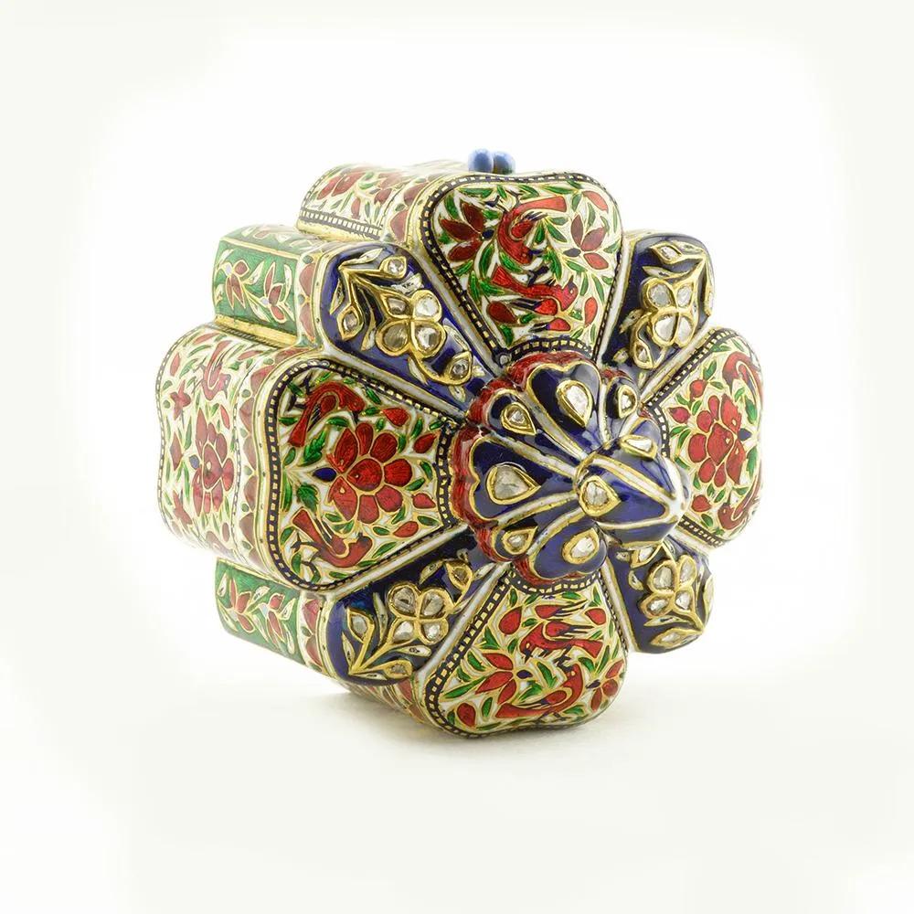 Exquisite and Large Indian 22k Gold, Enamel, and Diamond Snuff Box, Jaipur In Good Condition For Sale In New York, NY