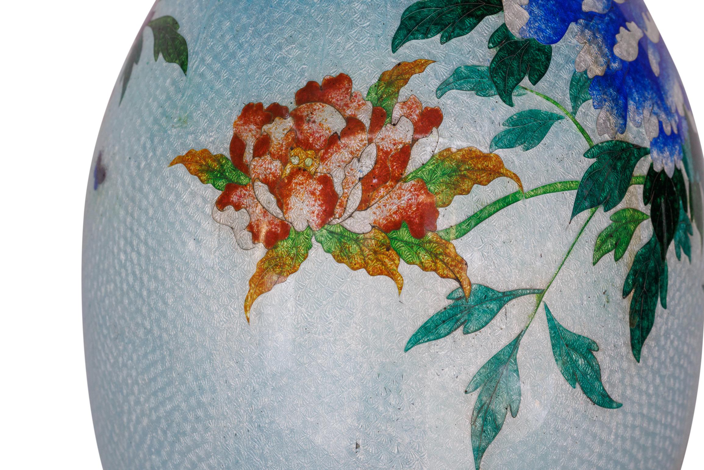 Una squisita e grande coppia di vasi giapponesi Meiji Ginbari con smalto cloisonne in vendita 4