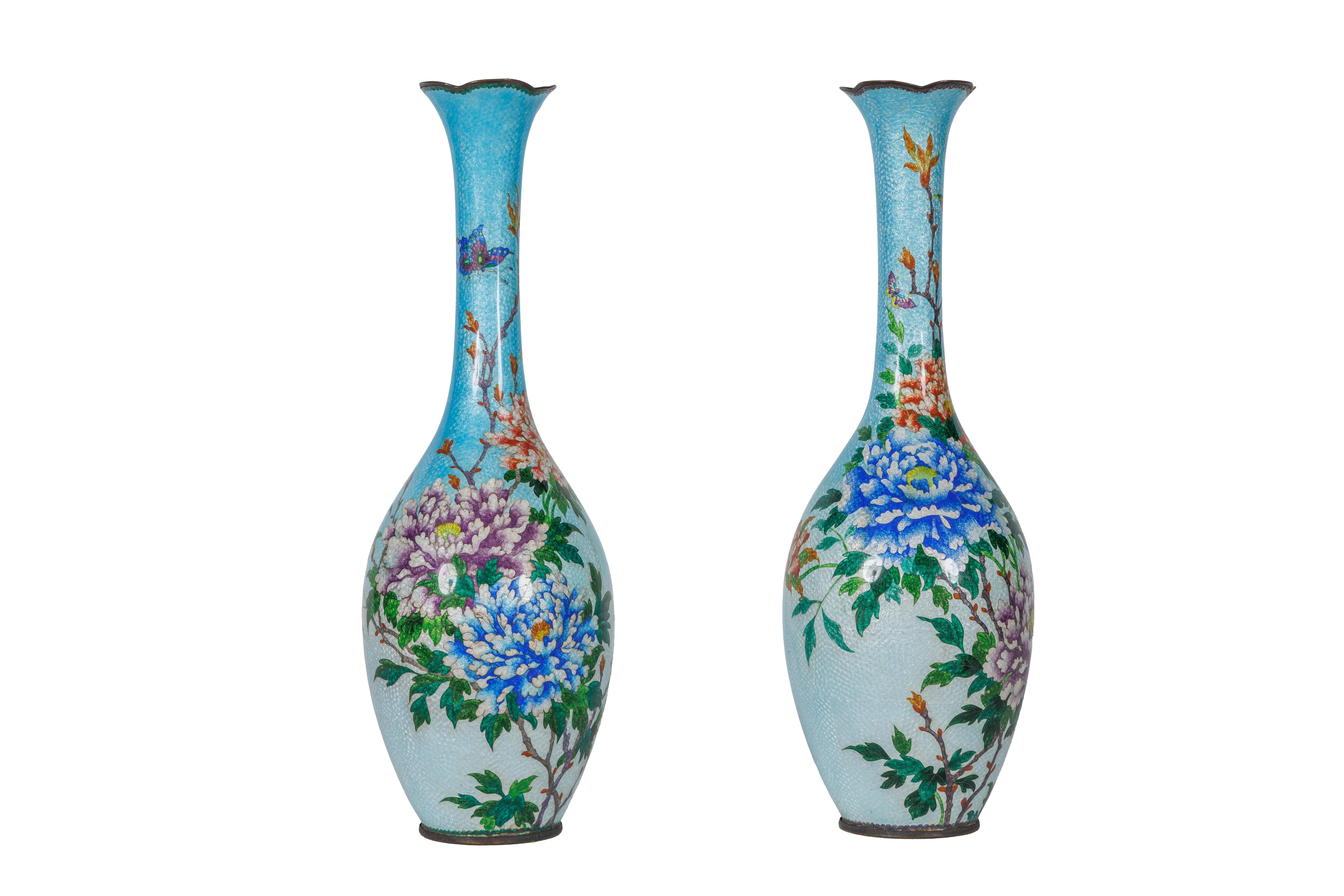 Una squisita e grande coppia di vasi giapponesi Meiji Ginbari in smalto cloisonné con peonie e farfalle

Questa splendida coppia di vasi, realizzati durante il periodo Meiji (1868-1912), rappresenta l'apice dell'arte giapponese dello smalto