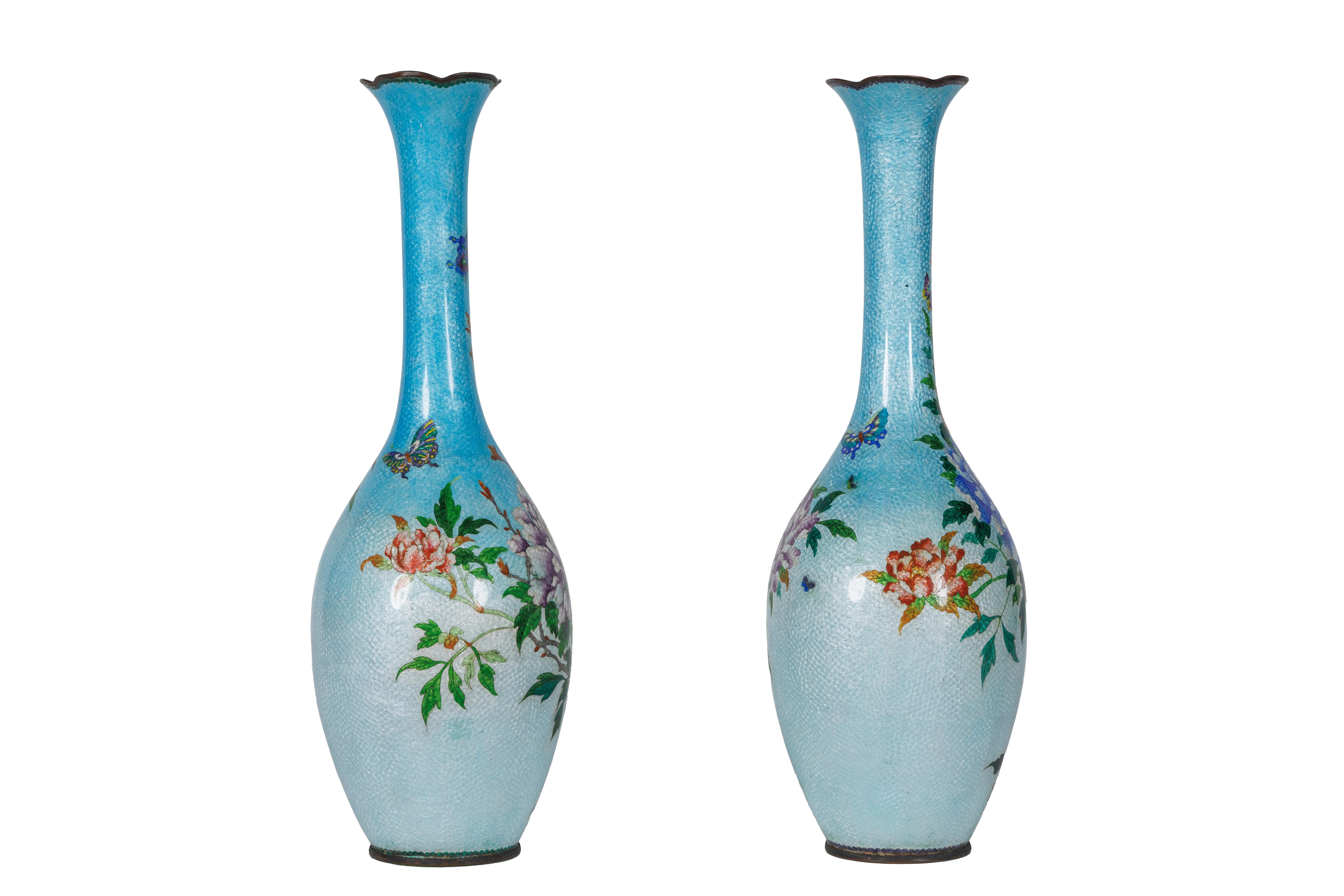 Giapponese Una squisita e grande coppia di vasi giapponesi Meiji Ginbari con smalto cloisonne in vendita