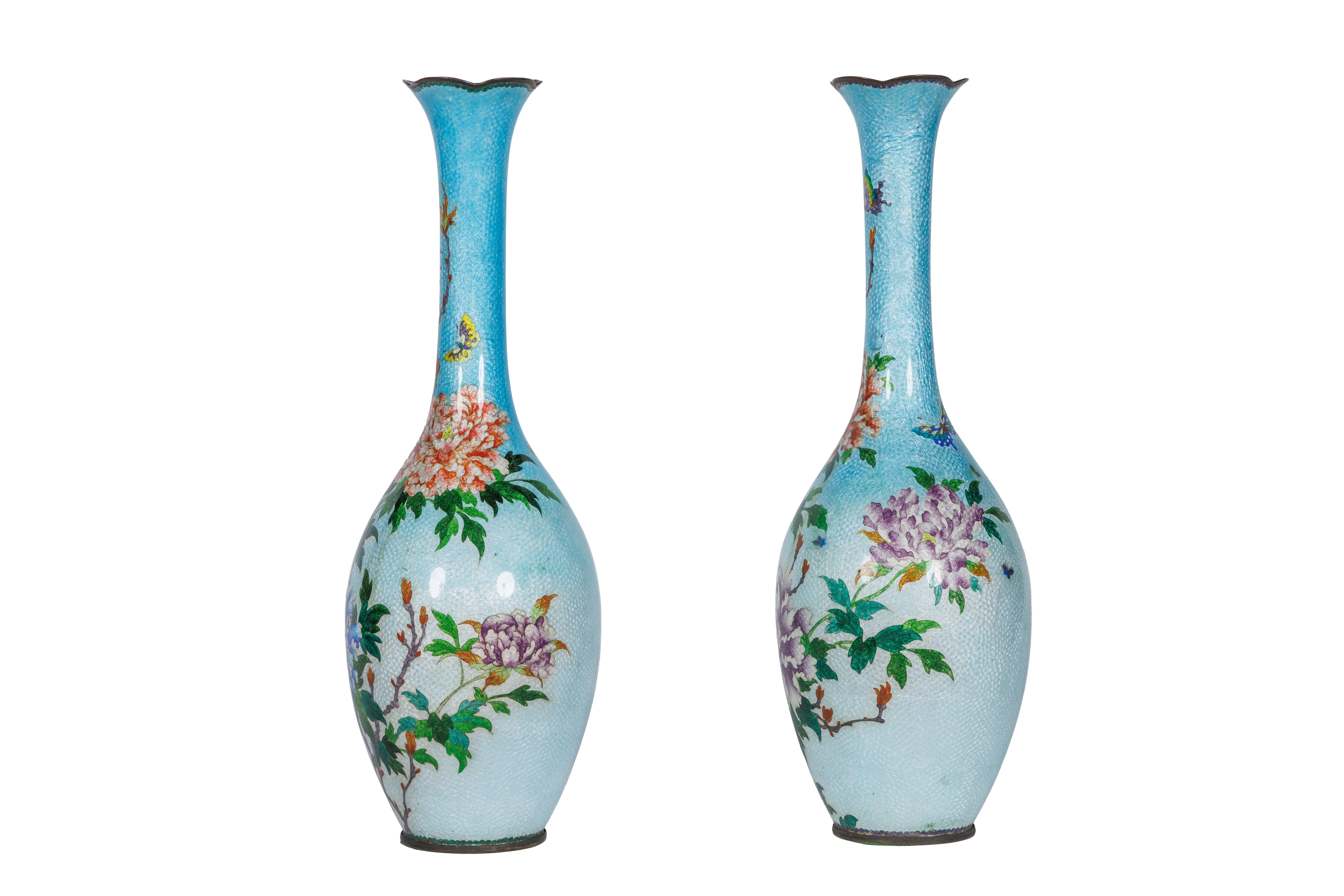 Una squisita e grande coppia di vasi giapponesi Meiji Ginbari con smalto cloisonne In condizioni buone in vendita a New York, NY