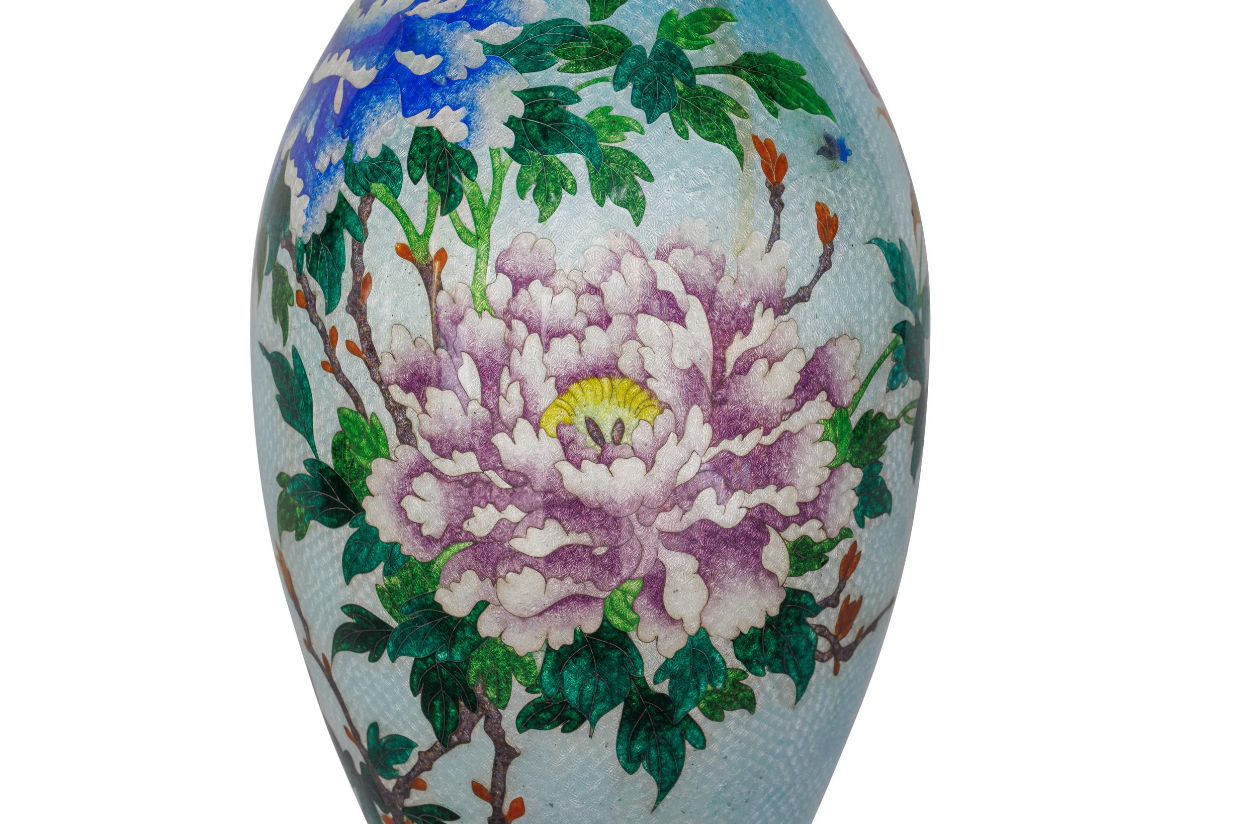 XIX secolo Una squisita e grande coppia di vasi giapponesi Meiji Ginbari con smalto cloisonne in vendita