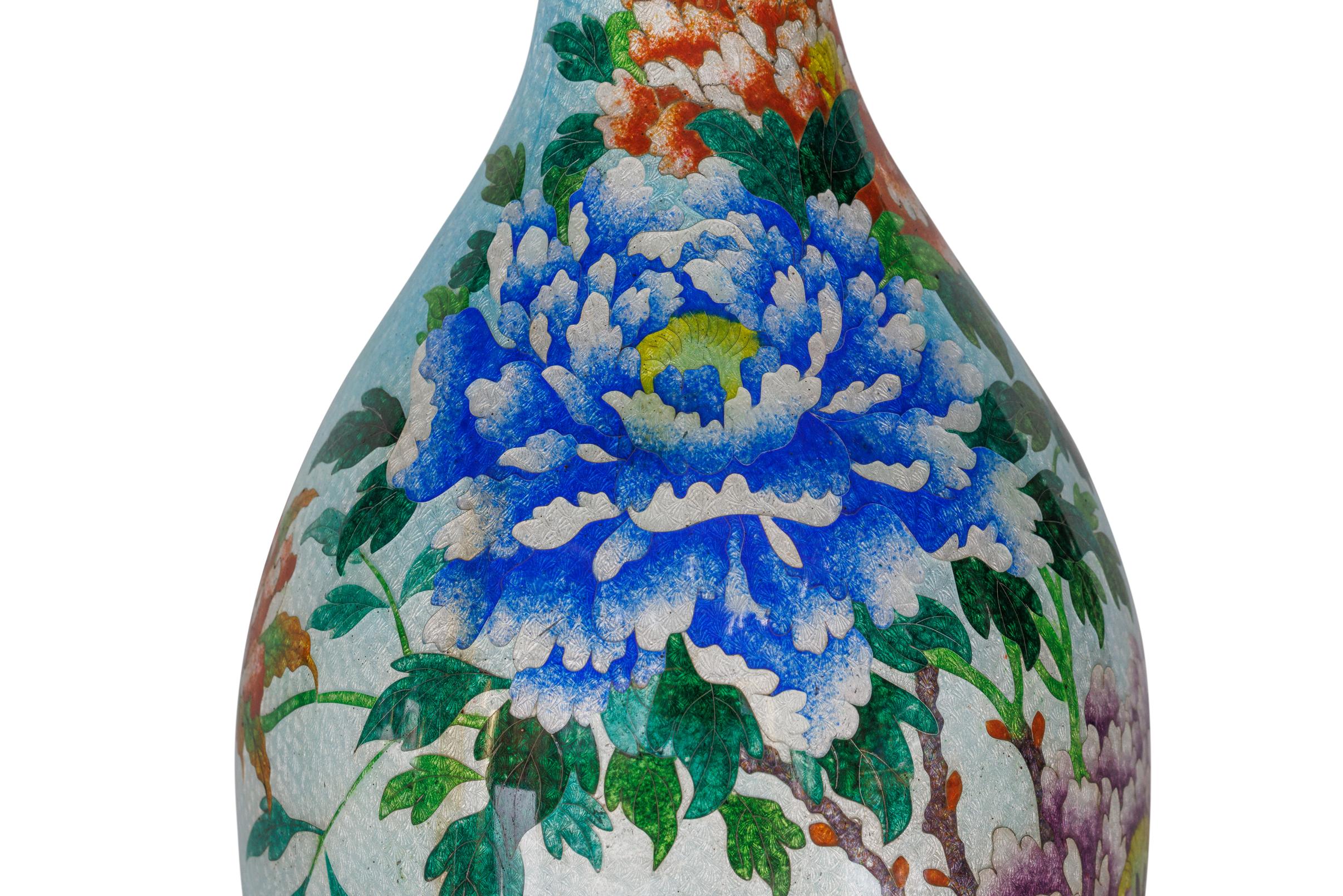 Smalto Una squisita e grande coppia di vasi giapponesi Meiji Ginbari con smalto cloisonne in vendita