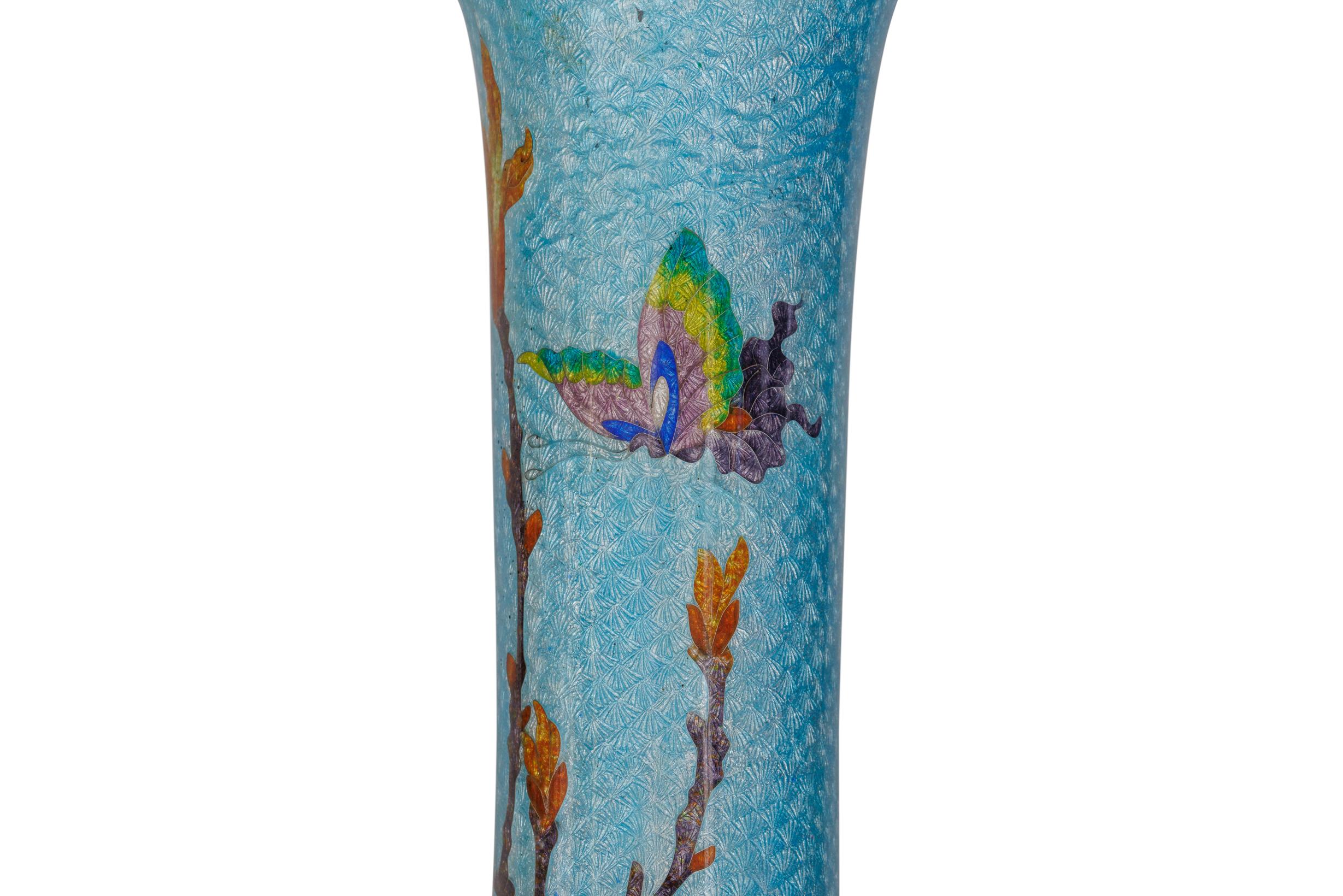 Una squisita e grande coppia di vasi giapponesi Meiji Ginbari con smalto cloisonne in vendita 3