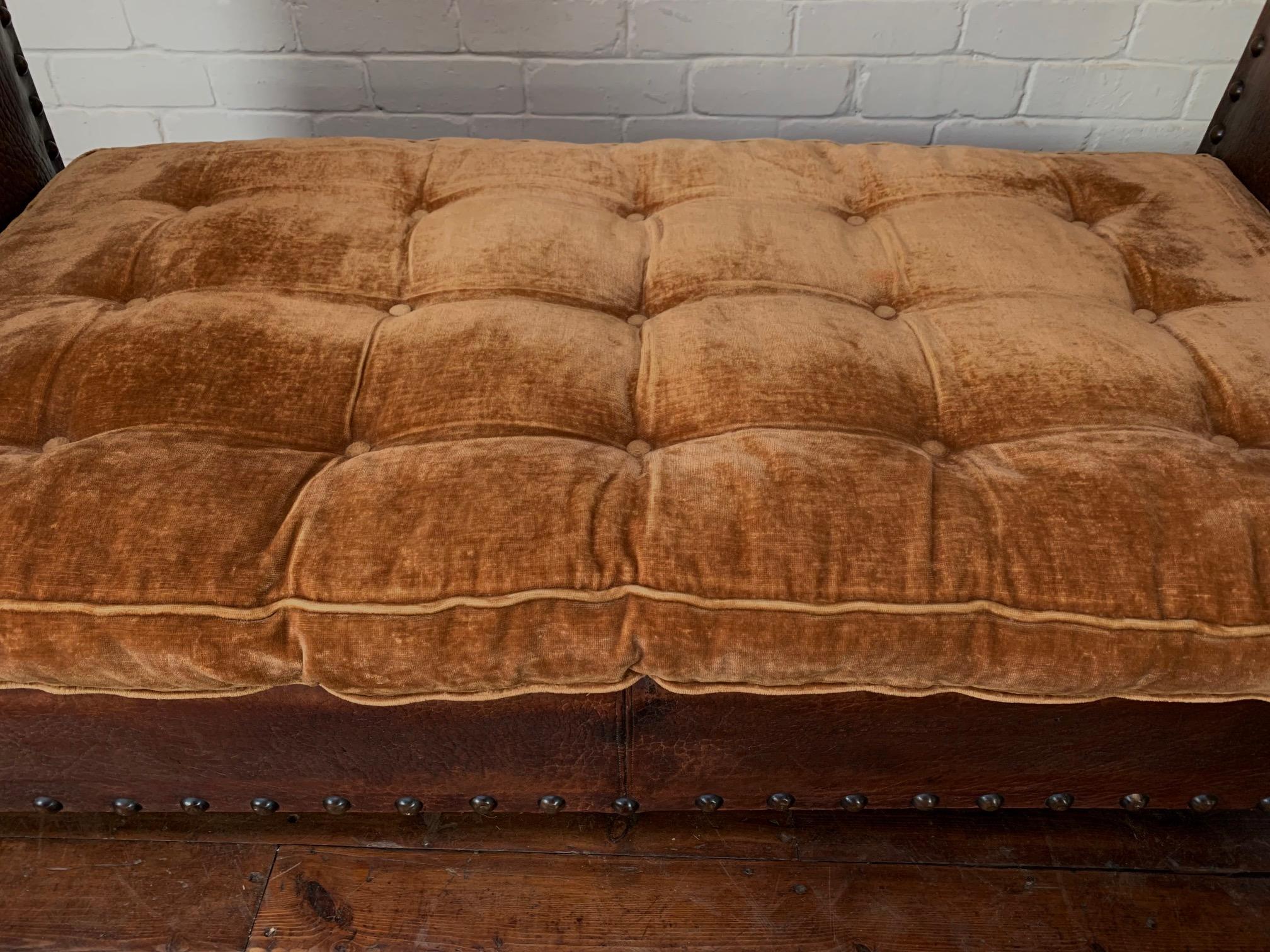 Ein exquisites und seltenes französisches Leder-Tagesbett, komplett original, ca. 1920er Jahre (20. Jahrhundert) im Angebot
