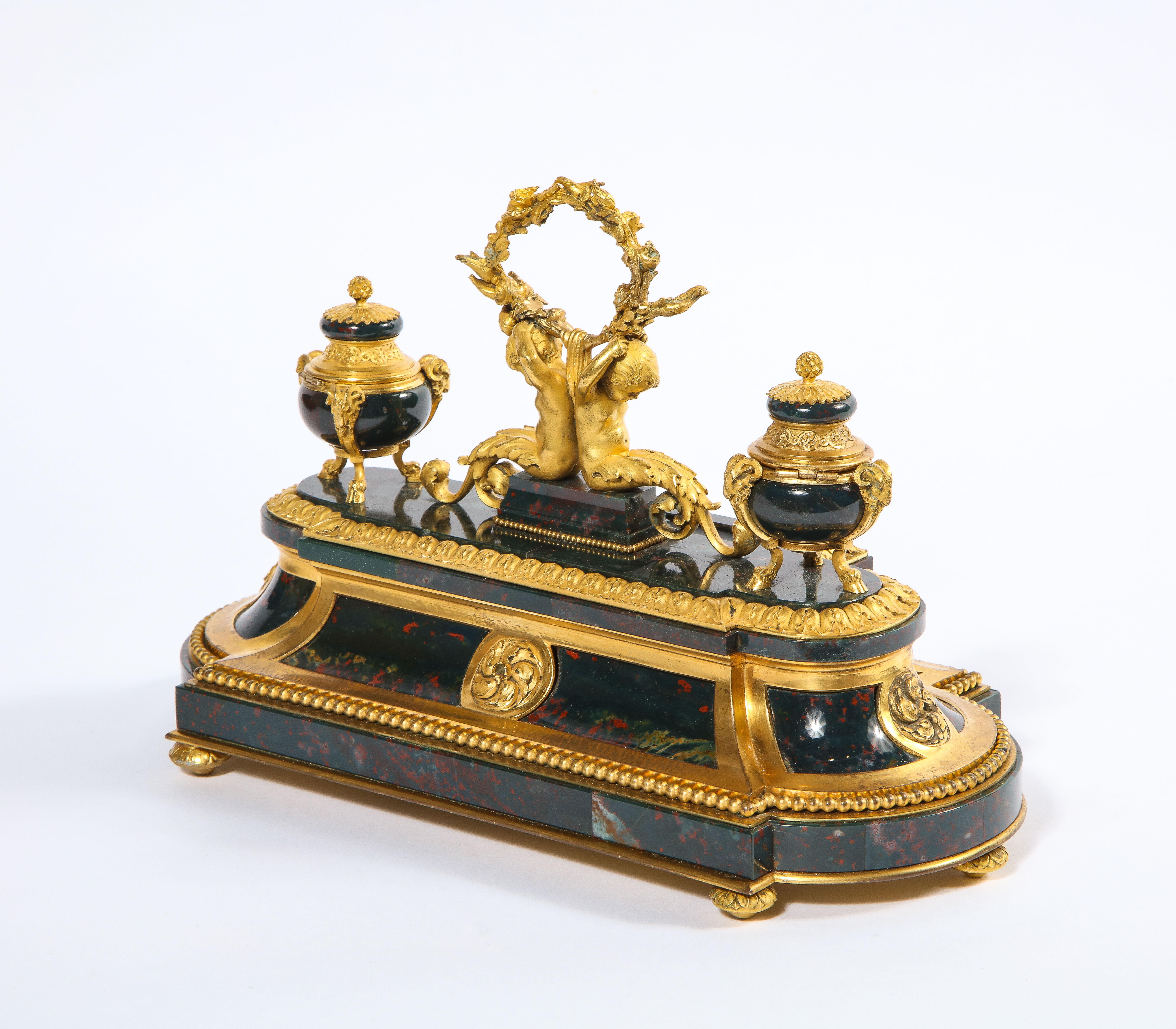 Exquis et rare encrier français de style Louis XVI en pierre de sang monté en bronze doré en vente 3