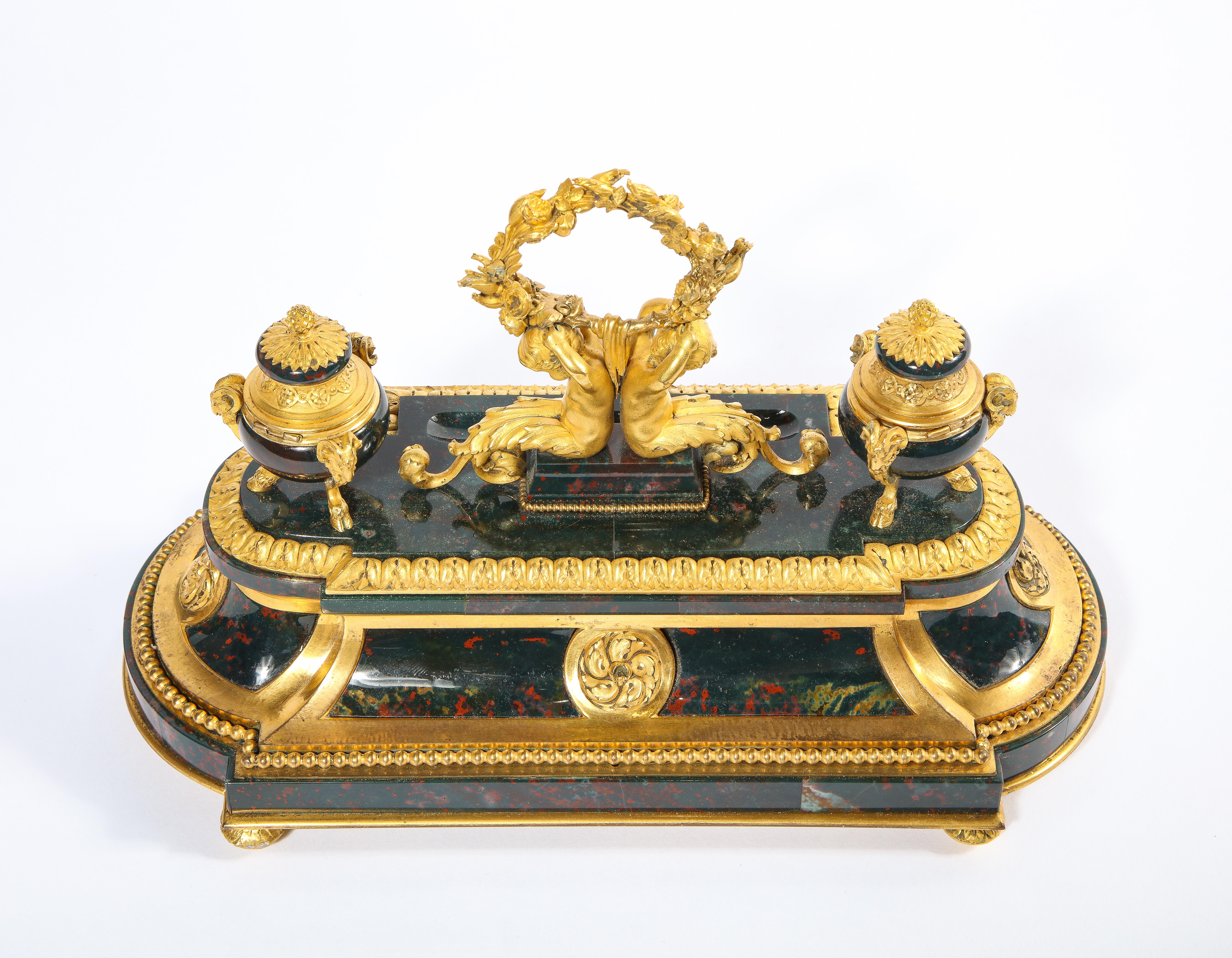 Exquis et rare encrier français de style Louis XVI en pierre de sang monté en bronze doré en vente 4