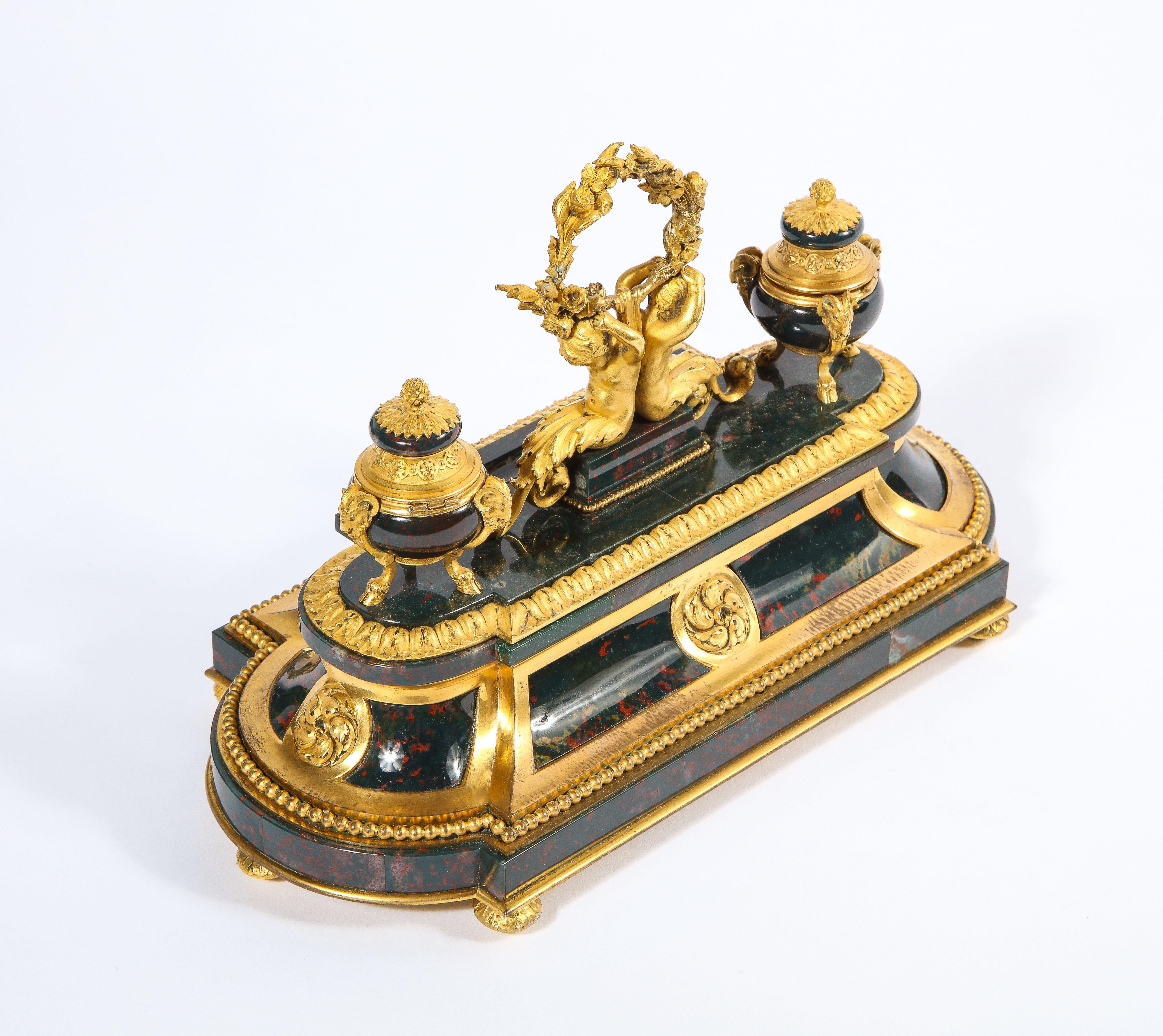 Exquis et rare encrier français de style Louis XVI en pierre de sang monté en bronze doré en vente 5