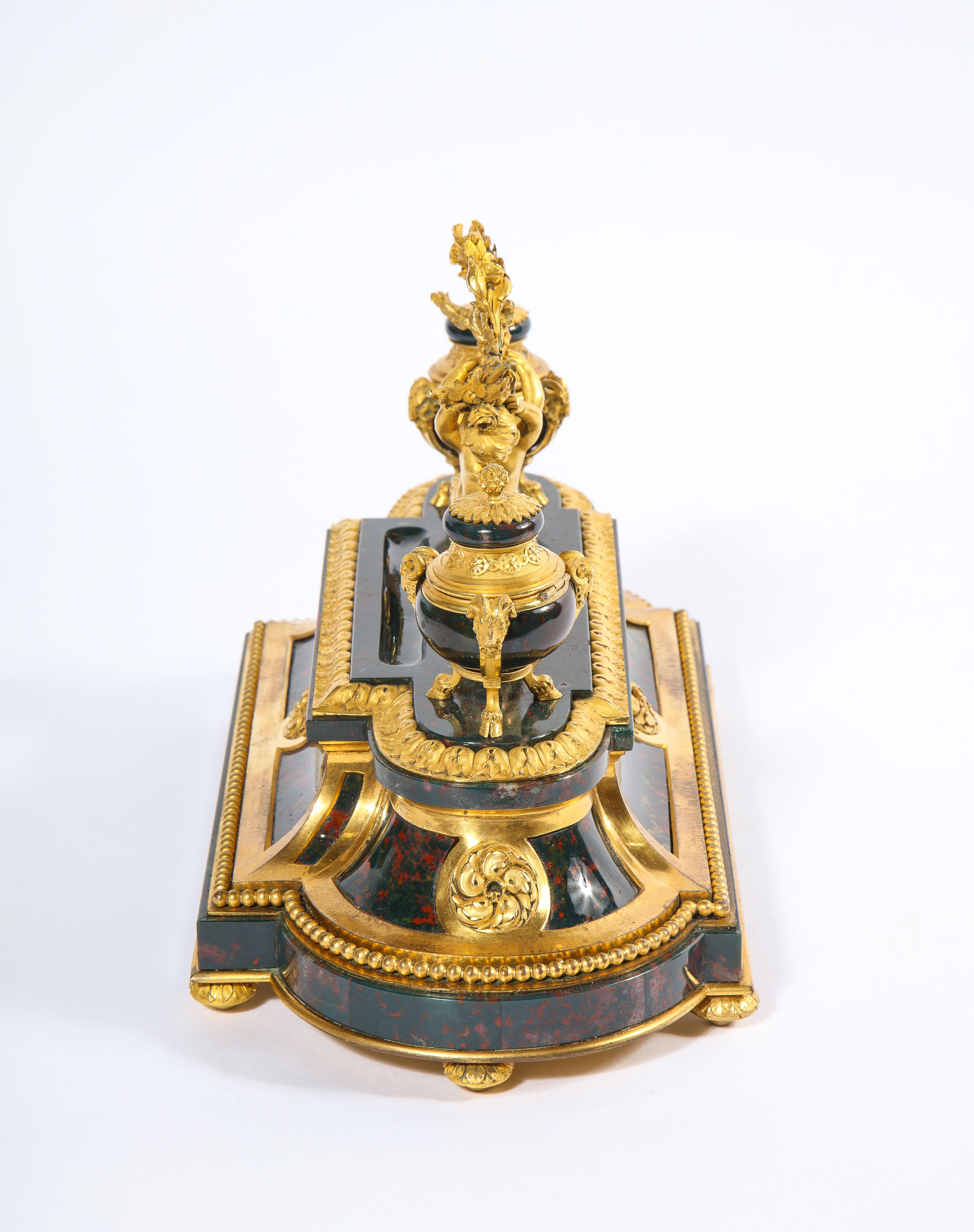 Exquis et rare encrier français de style Louis XVI en pierre de sang monté en bronze doré en vente 6
