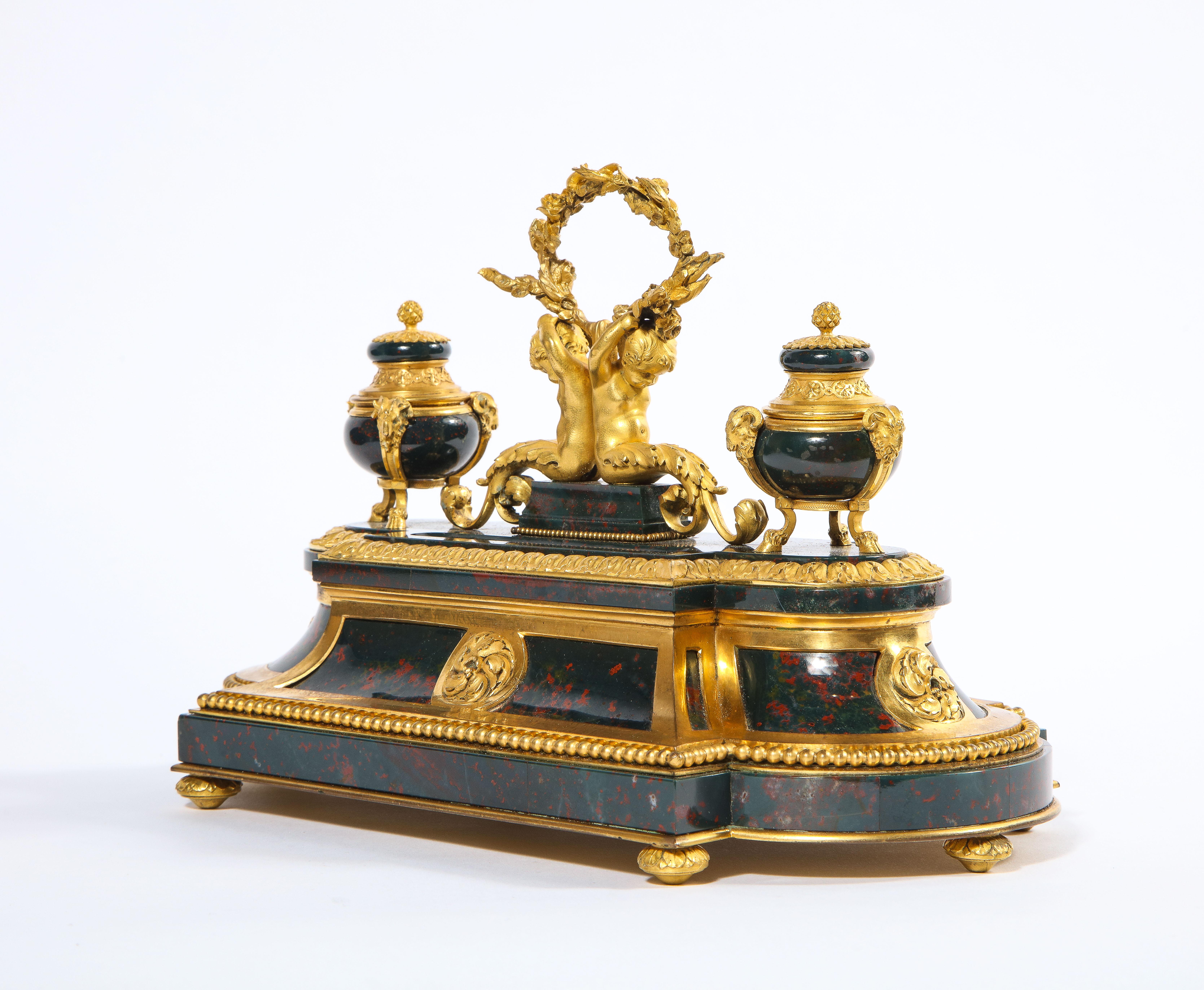 Exquis et rare encrier français de style Louis XVI en pierre de sang monté en bronze doré en vente 7