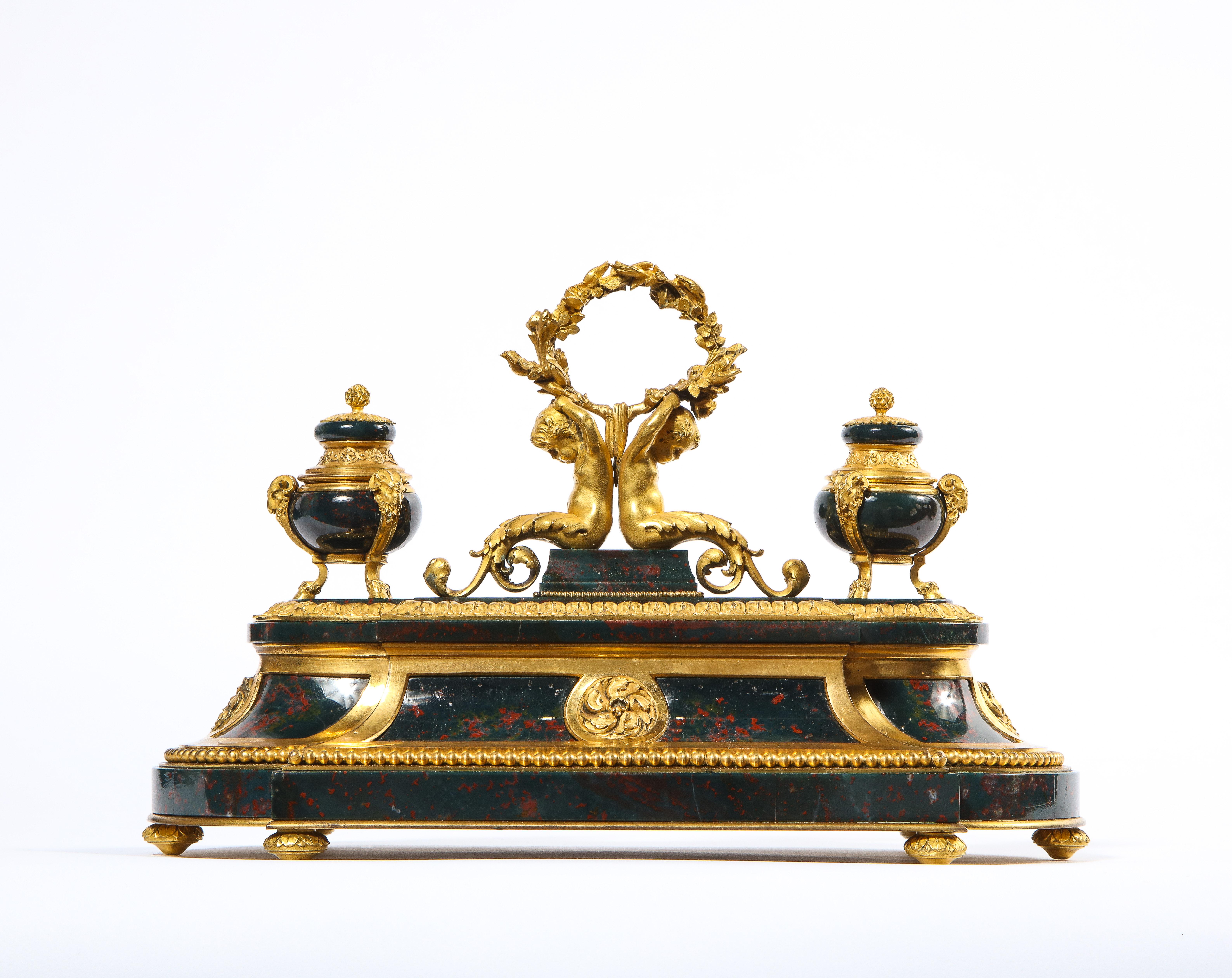 Exquis et rare encrier français de style Louis XVI en pierre de sang monté en bronze doré en vente 8