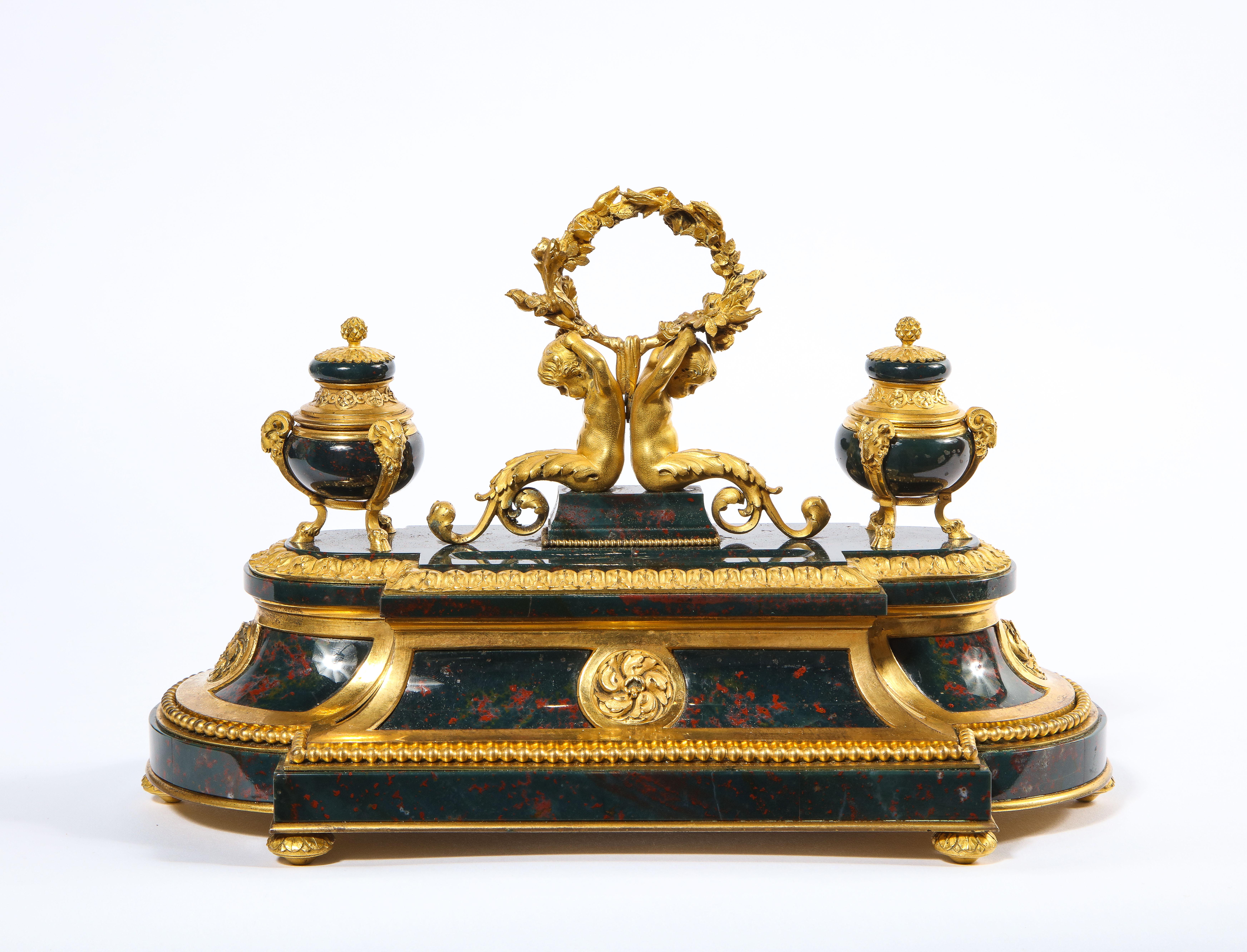 Exquis et rare encrier français de style Louis XVI en pierre de sang monté en bronze doré en vente 9