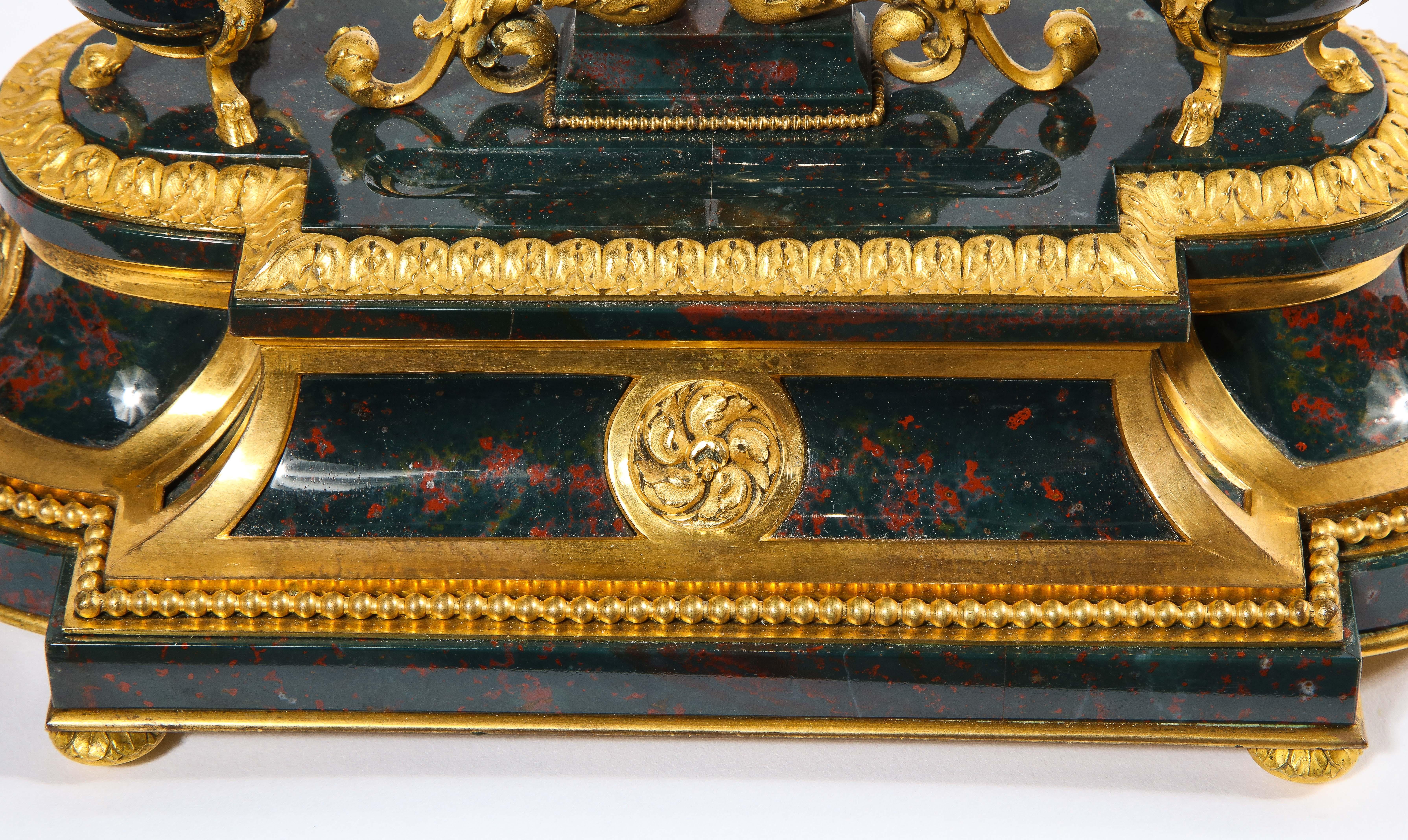 Exquis et rare encrier français de style Louis XVI en pierre de sang monté en bronze doré Bon état - En vente à New York, NY