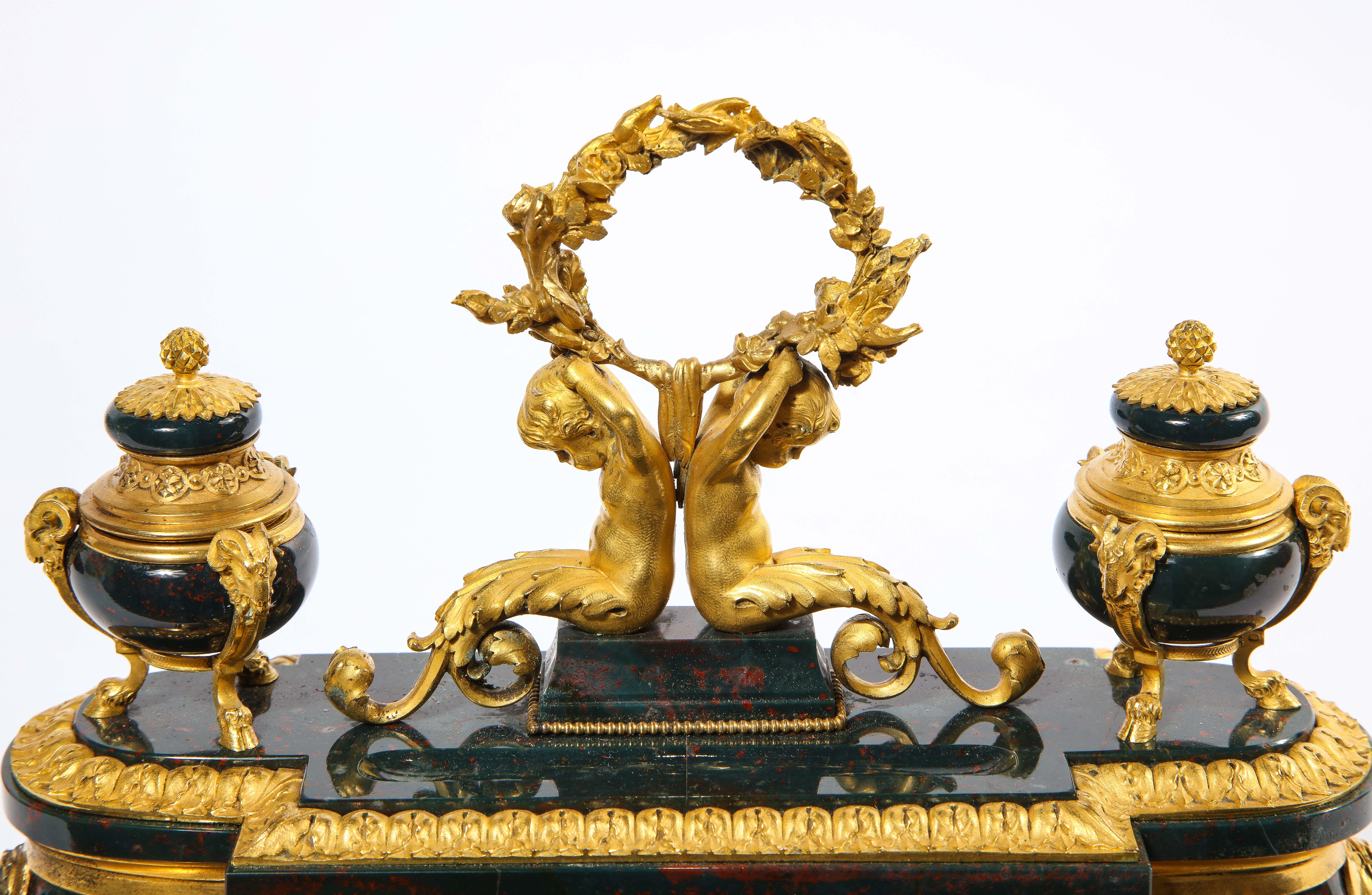 XIXe siècle Exquis et rare encrier français de style Louis XVI en pierre de sang monté en bronze doré en vente