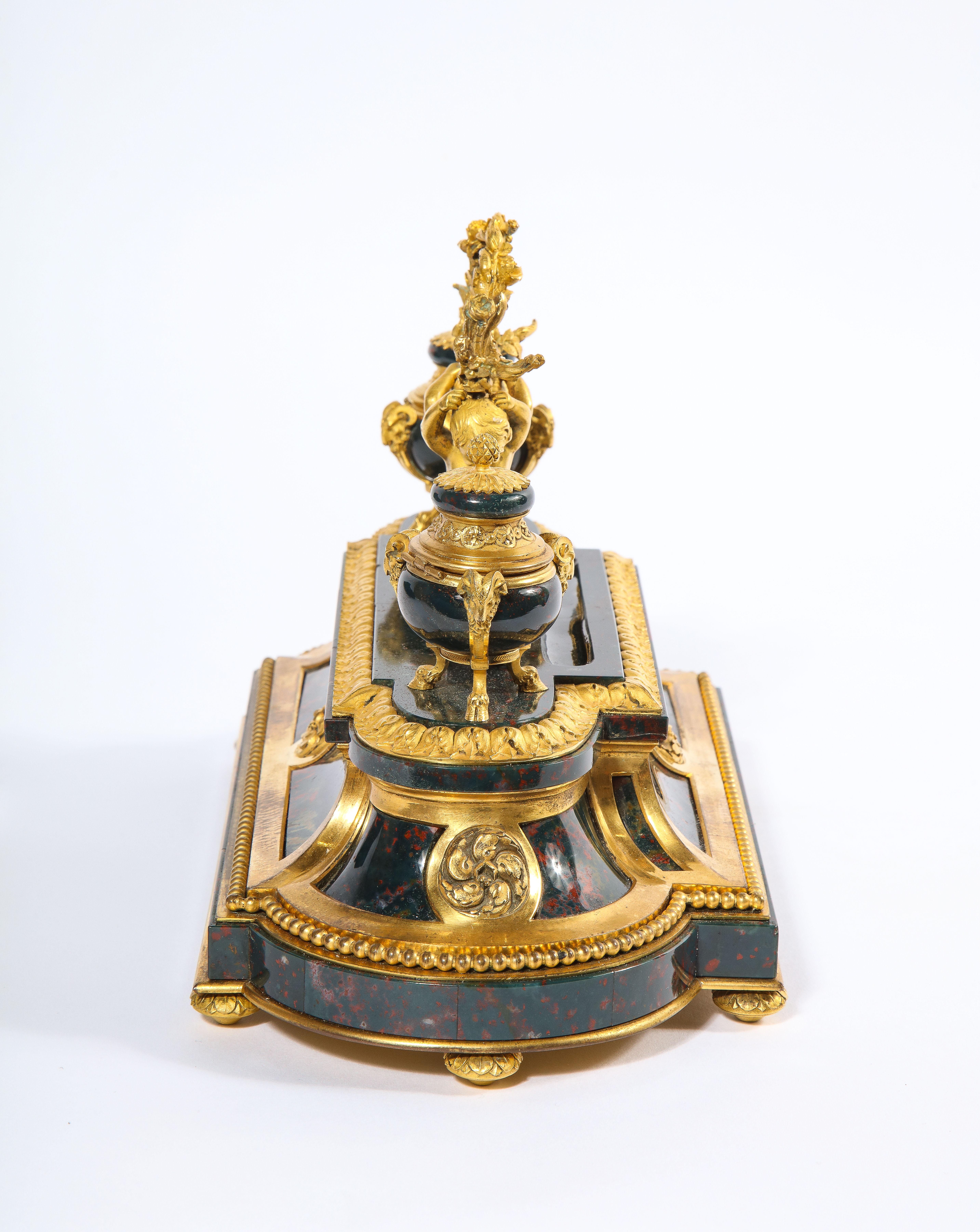 Bronze Exquis et rare encrier français de style Louis XVI en pierre de sang monté en bronze doré en vente