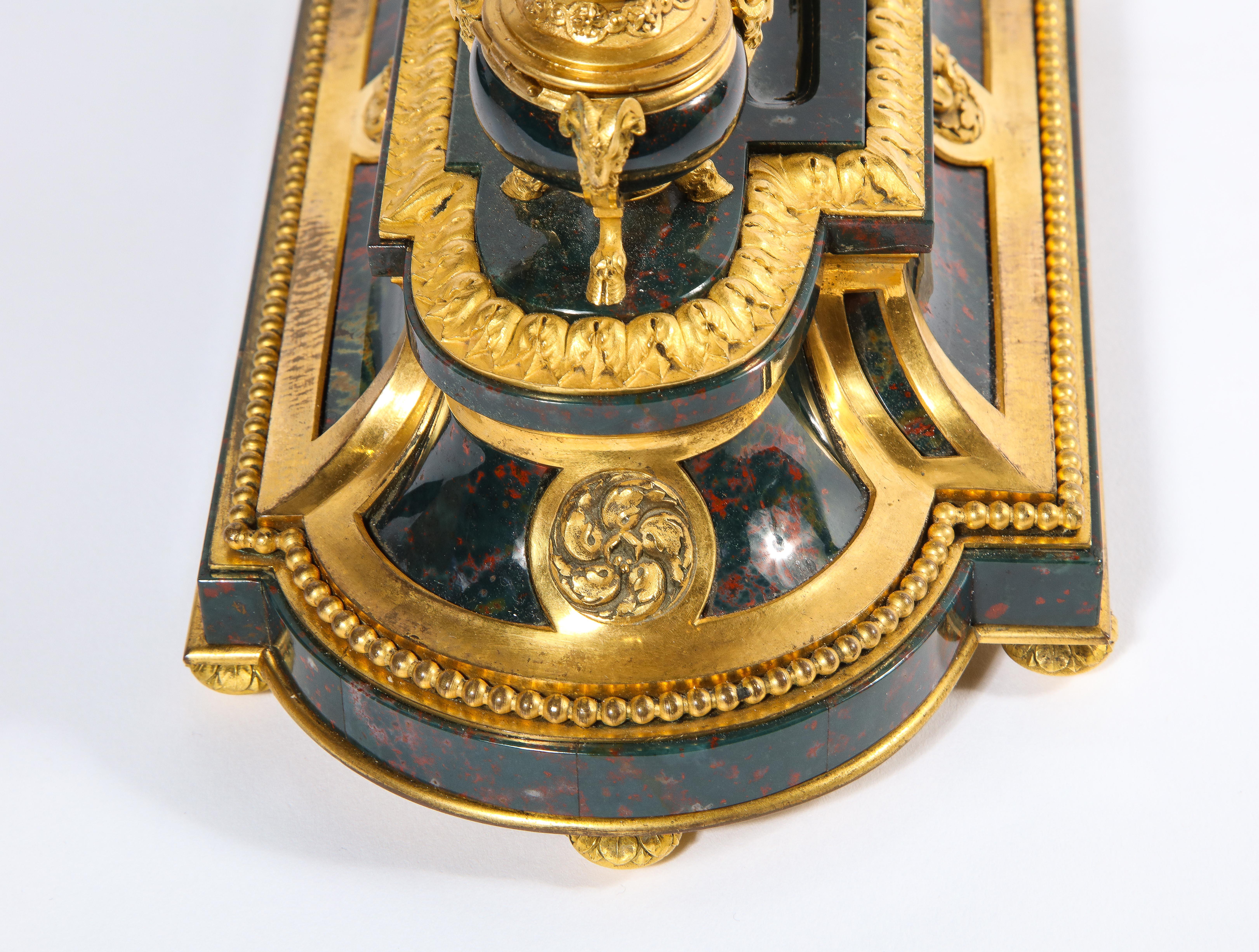 Exquis et rare encrier français de style Louis XVI en pierre de sang monté en bronze doré en vente 1