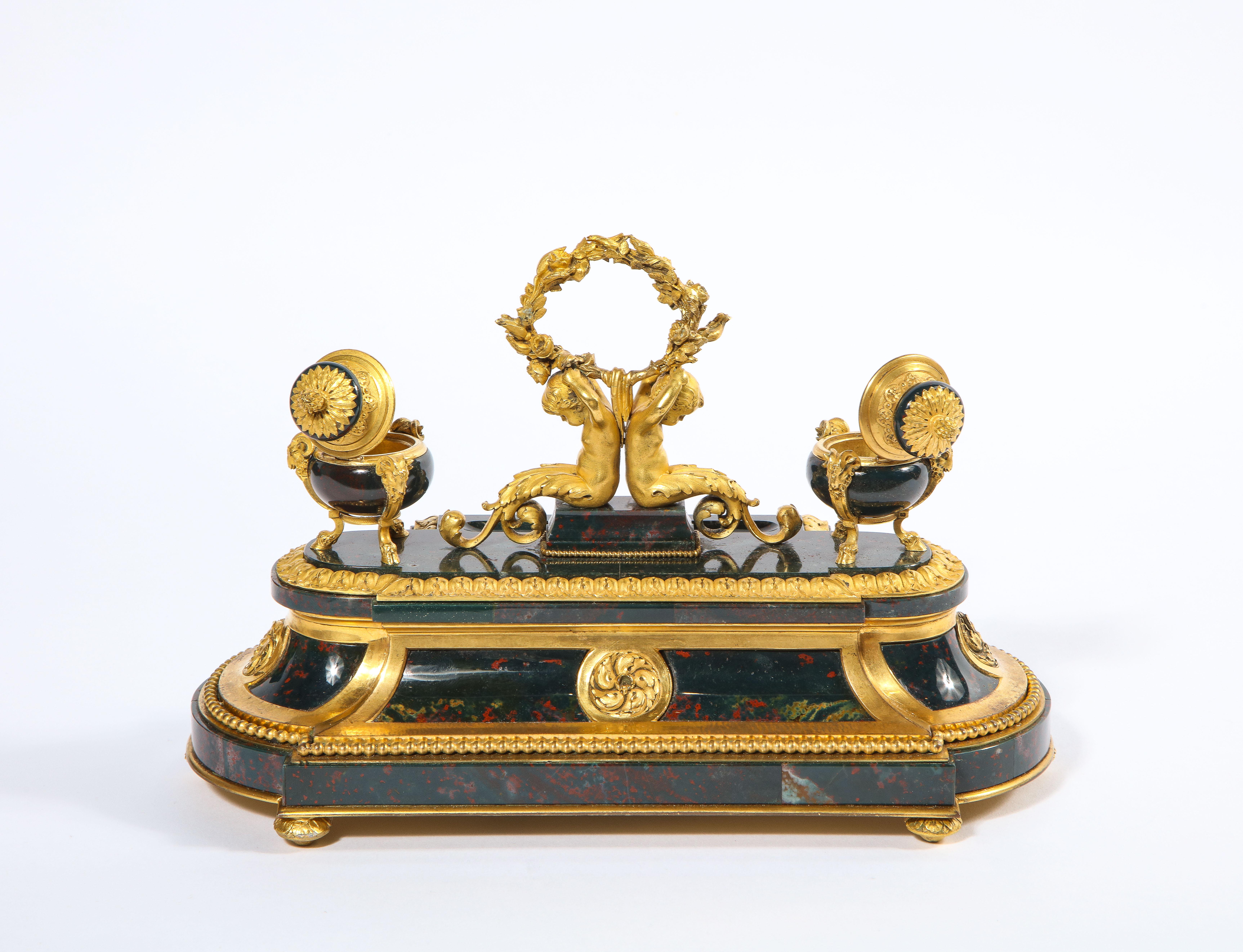 Exquis et rare encrier français de style Louis XVI en pierre de sang monté en bronze doré en vente 2