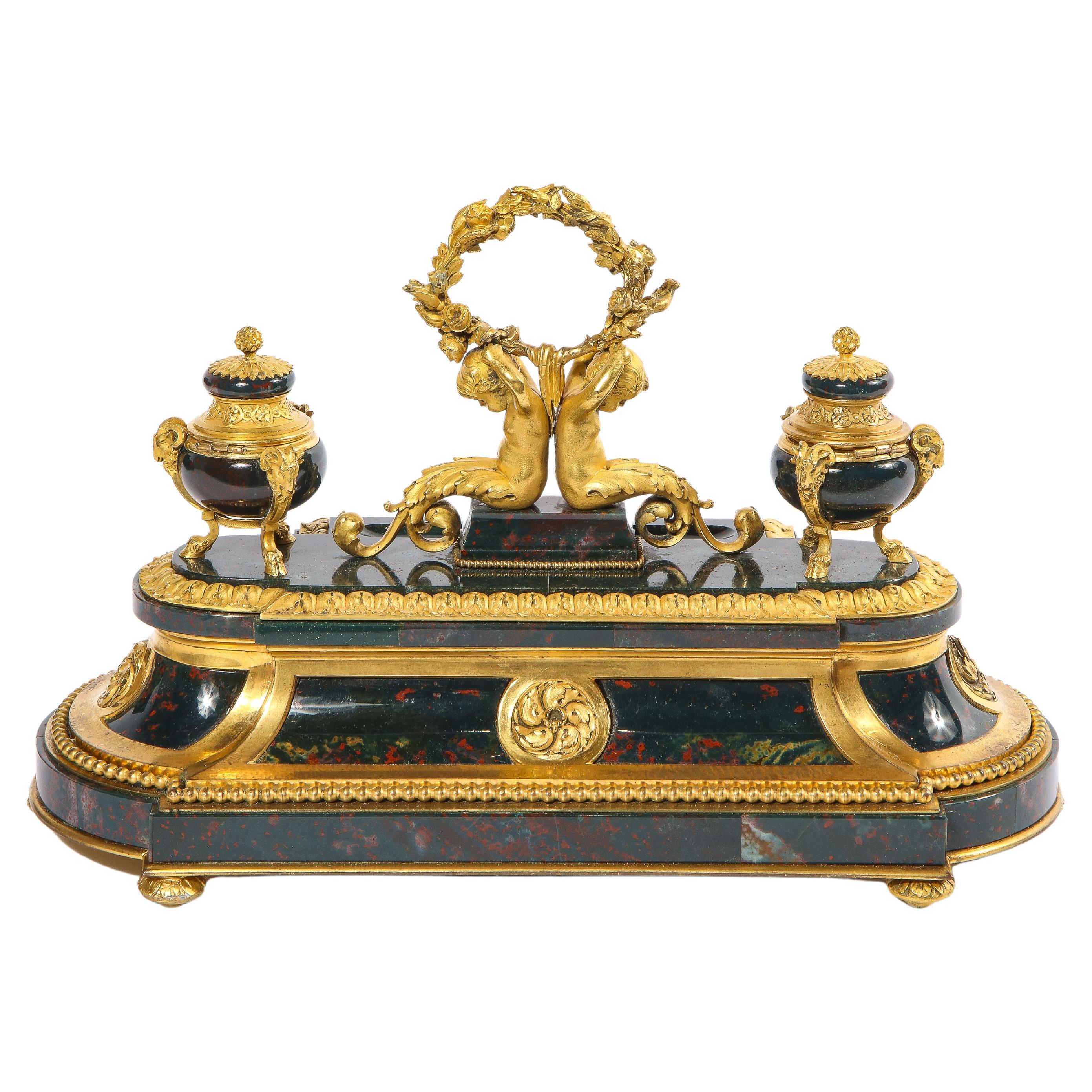 Exquis et rare encrier français de style Louis XVI en pierre de sang monté en bronze doré en vente