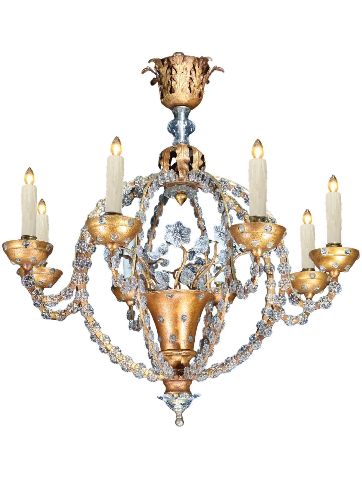Un raffinato ed elegante lampadario Art Deco, in bronzo dorato e cristallo. 8 luci.
Francia, circa 1930.
Dimensioni: Altezza 39
