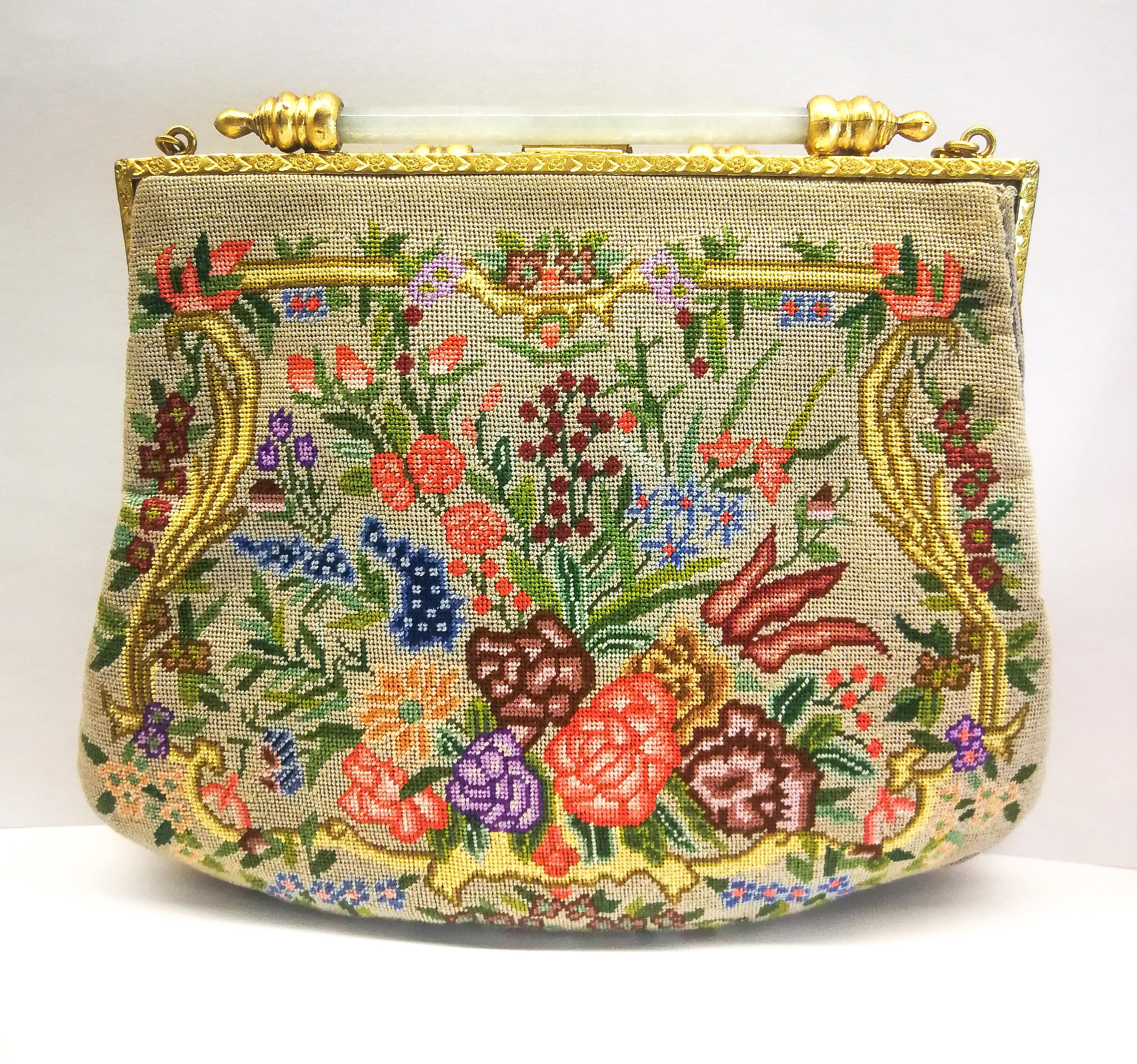 Eine exquisite Art-déco-Tasche mit Petit-point-Verschluss und doppelter Jade-Bar-Verschluss, 1920er Jahre. (Braun)