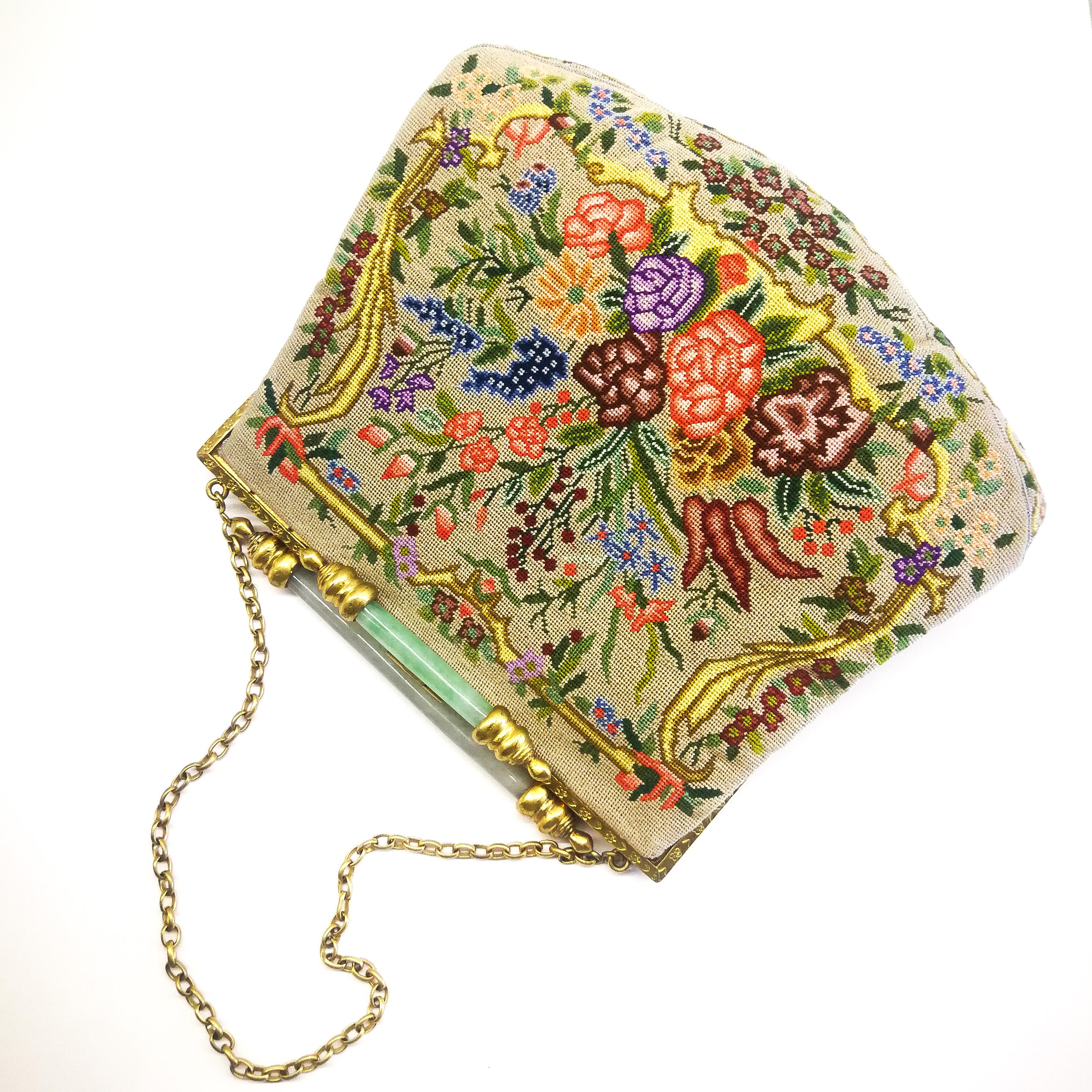 Eine exquisite Art-déco-Tasche mit Petit-point-Verschluss und doppelter Jade-Bar-Verschluss, 1920er Jahre. 1