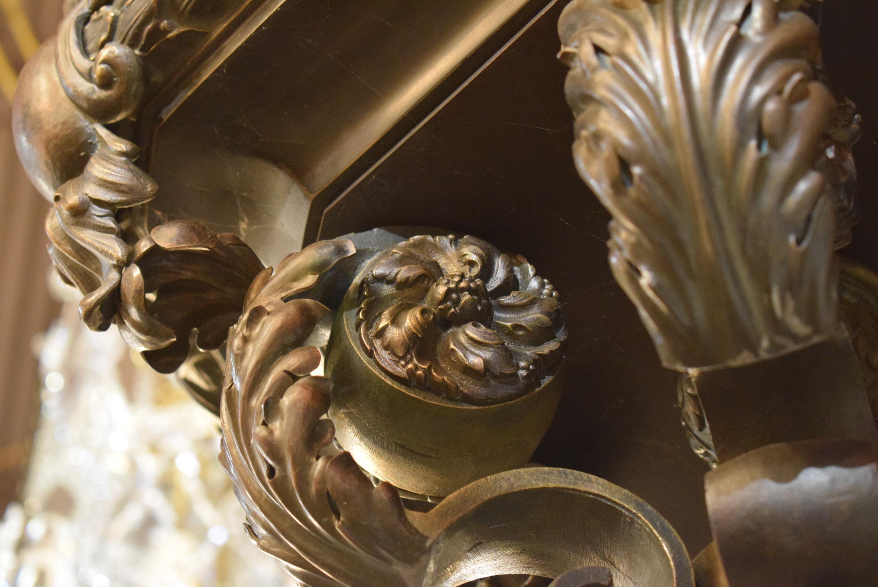 Exquisite Bronze-Laterne mit Buntglas-Paneelen im Angebot 1