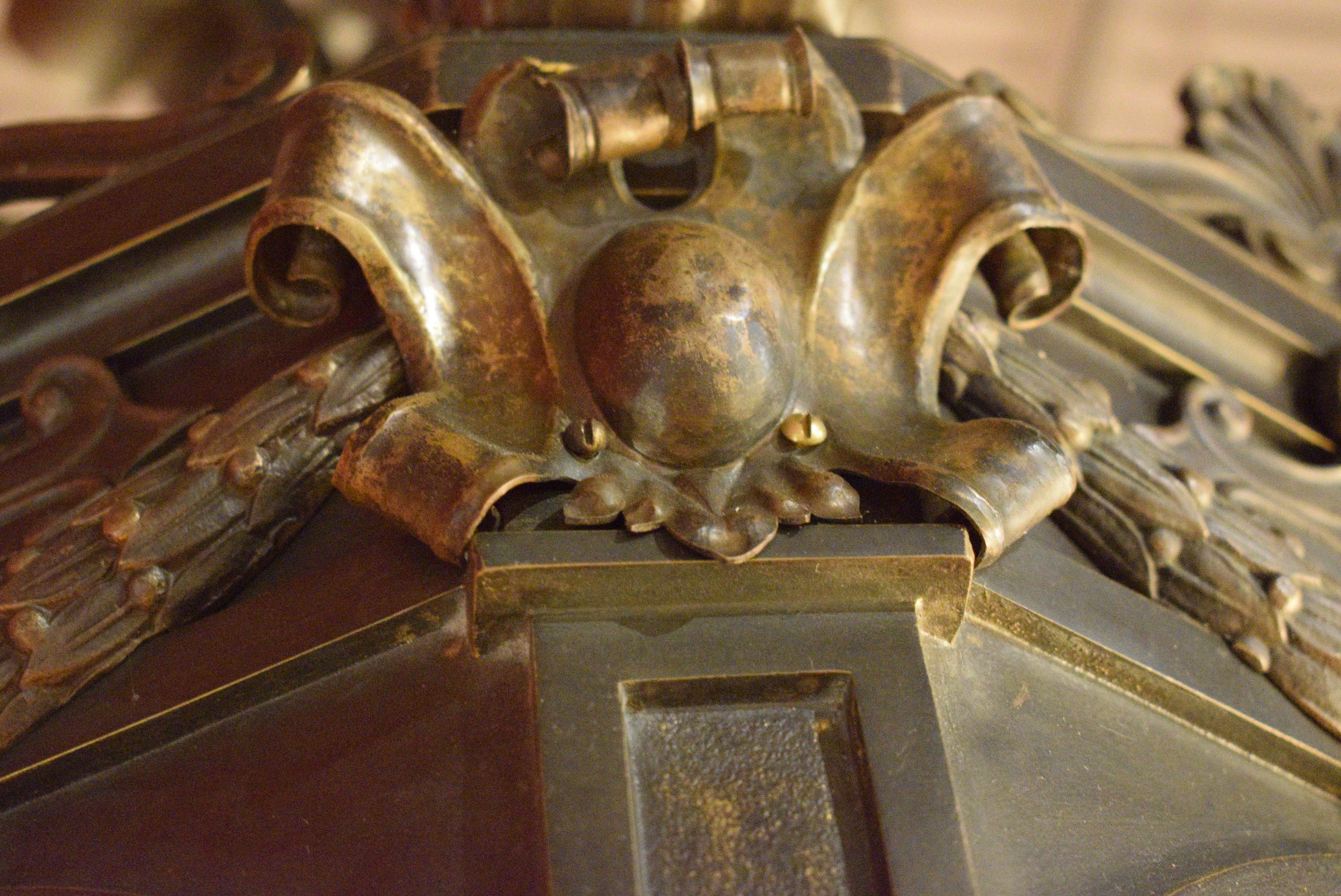Exquisite Bronze-Laterne mit Buntglas-Paneelen im Angebot 2