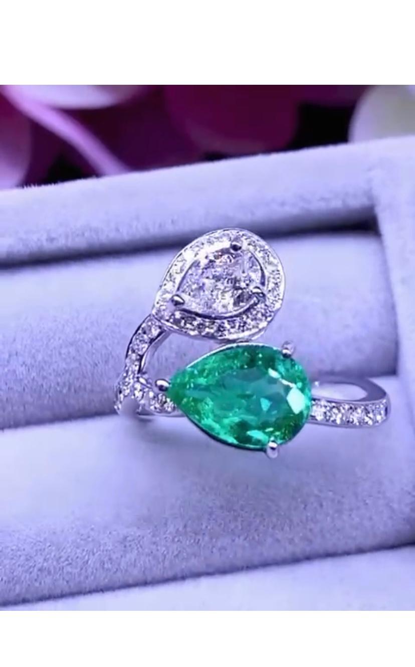 An exclusive and refined design, so elegant and chic, in 18k gold with a Colombian emerald in pear cut of 1,50 carats, excellent quality, fine grade and color , very high quality, and with a GIA certified diamond of 0,40 carats D/VS1, and around