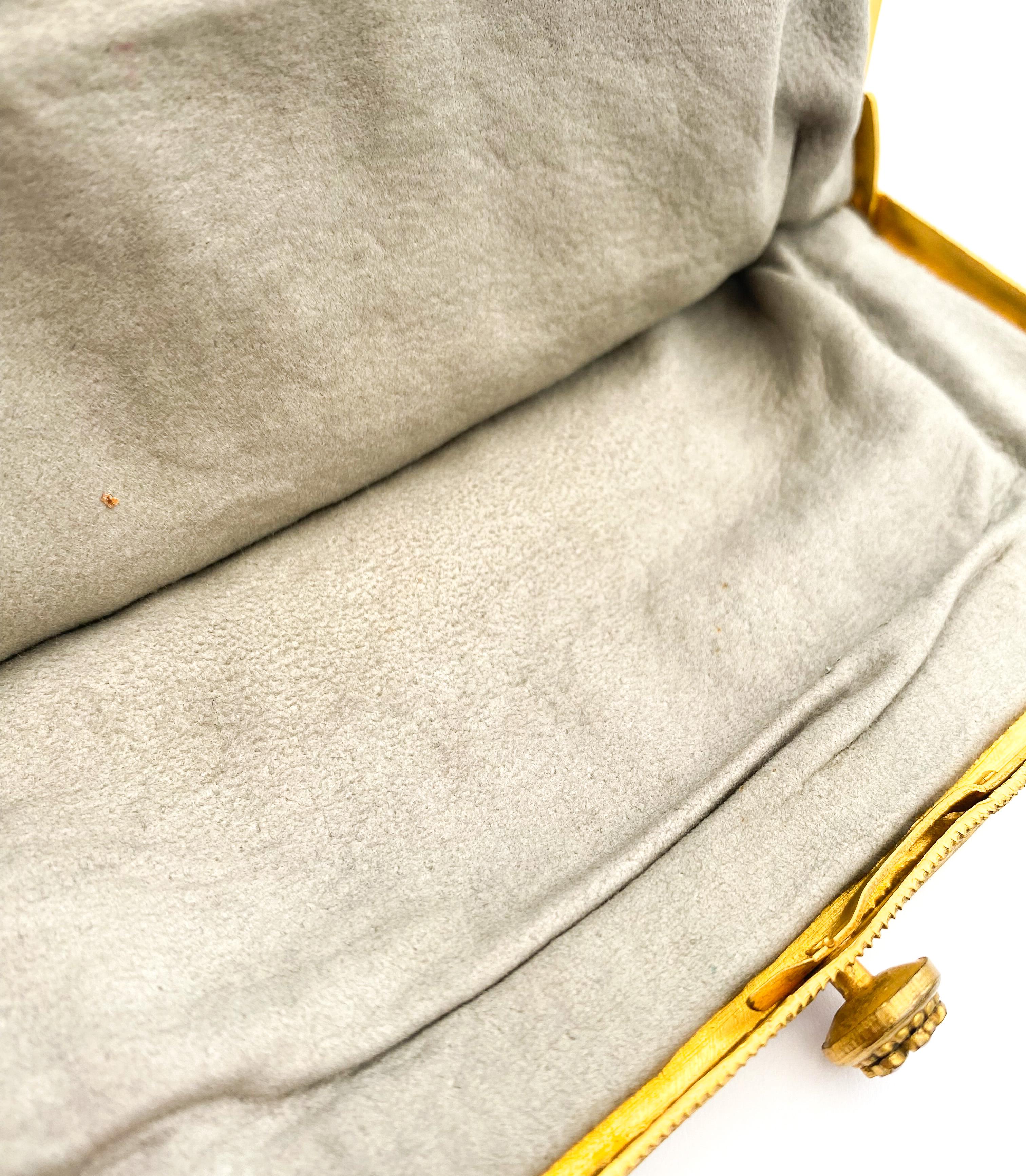 Eine exquisite, feine, perlenbesetzte, dezent farbige, große Handtasche mit Juwelenrahmen im Angebot 11