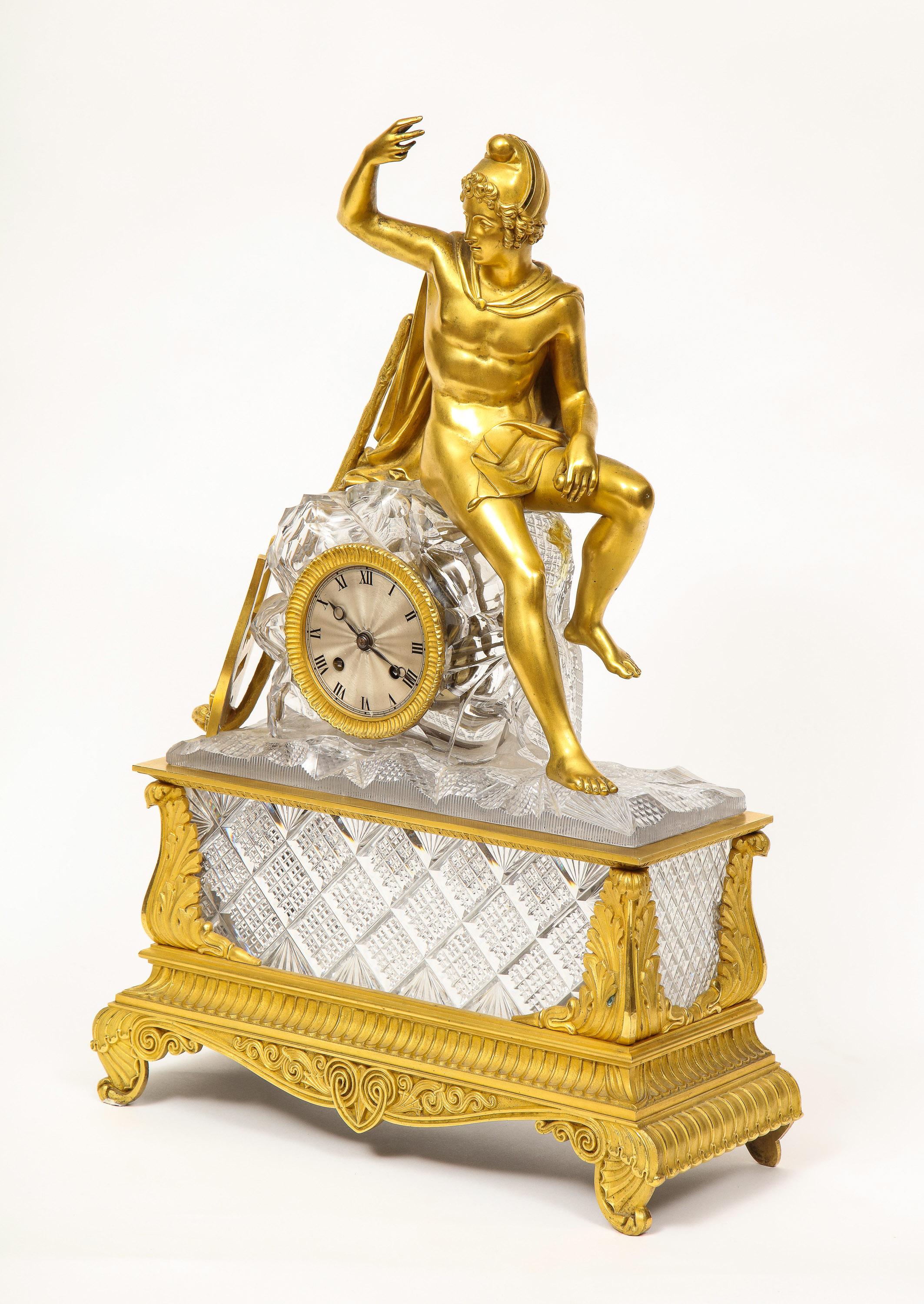 Exquise pendule Empire française en bronze doré et cristal taillé, C.I.C., attribuée à Baccarat.

Fabriquée à partir de bronze doré au mercure de la plus haute qualité, cette horloge représente une allégorie assise sur un rocher, entourée de
