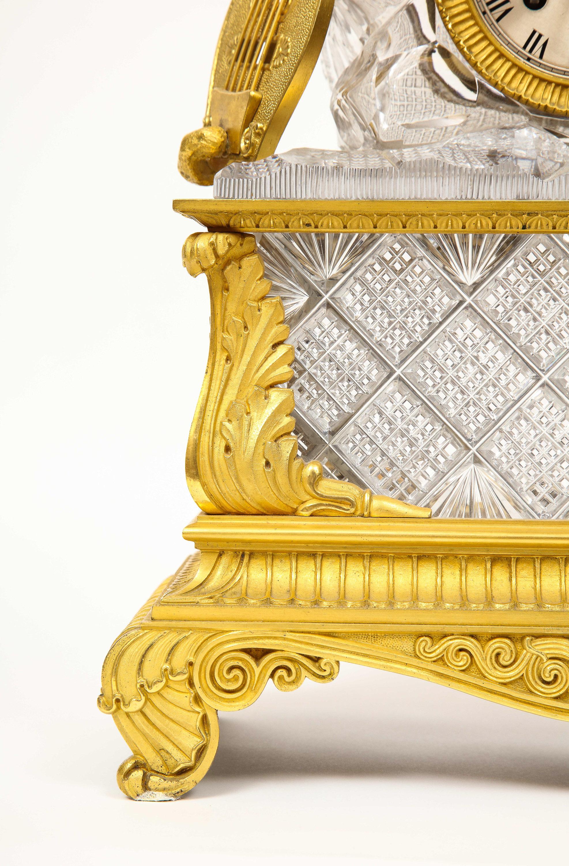 Exquisite französische Empire-Uhr aus Goldbronze und geschliffenem Kristall, um 1815 im Zustand „Gut“ im Angebot in New York, NY