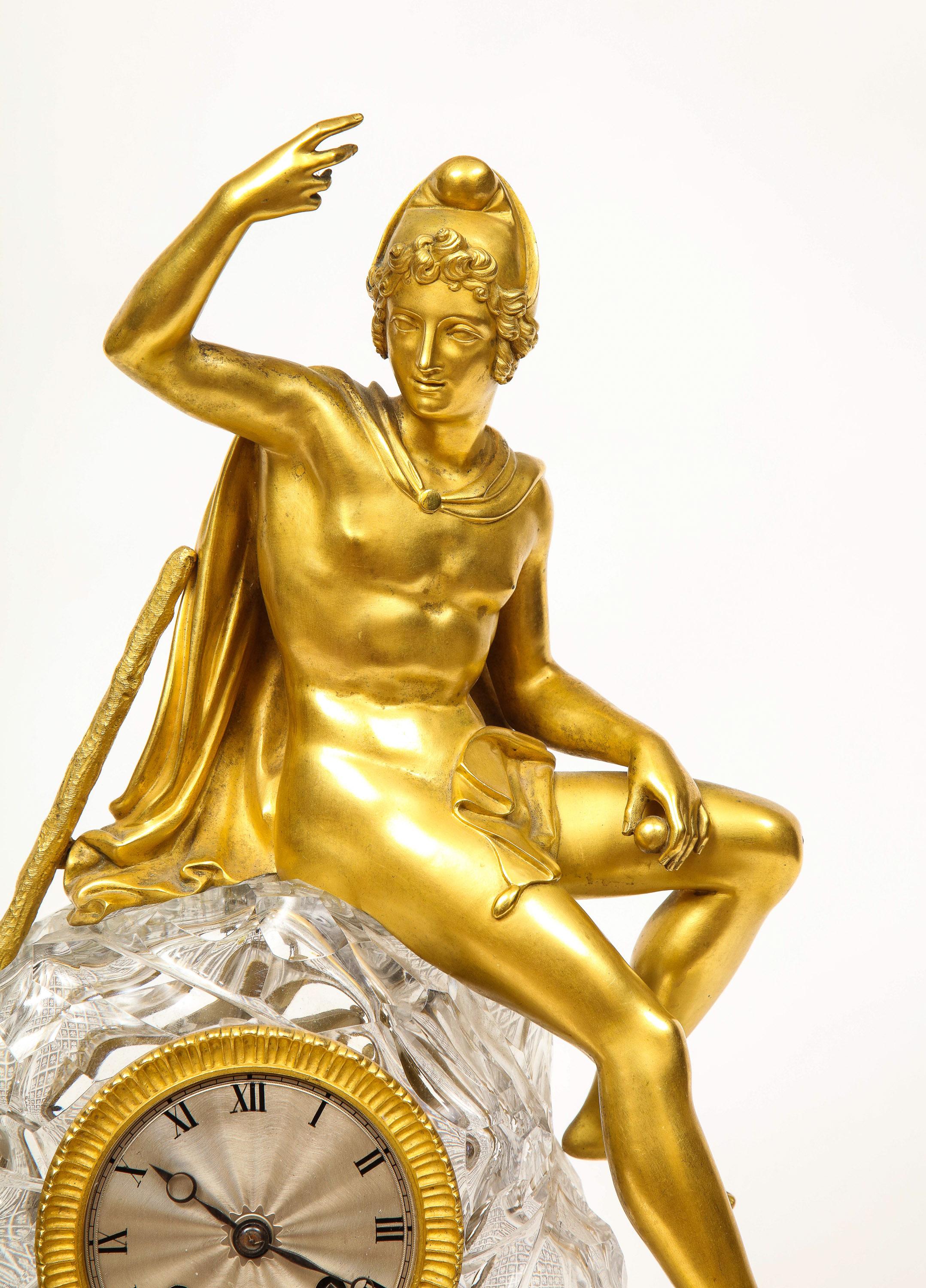 Exquisite französische Empire-Uhr aus Goldbronze und geschliffenem Kristall, um 1815 im Angebot 2