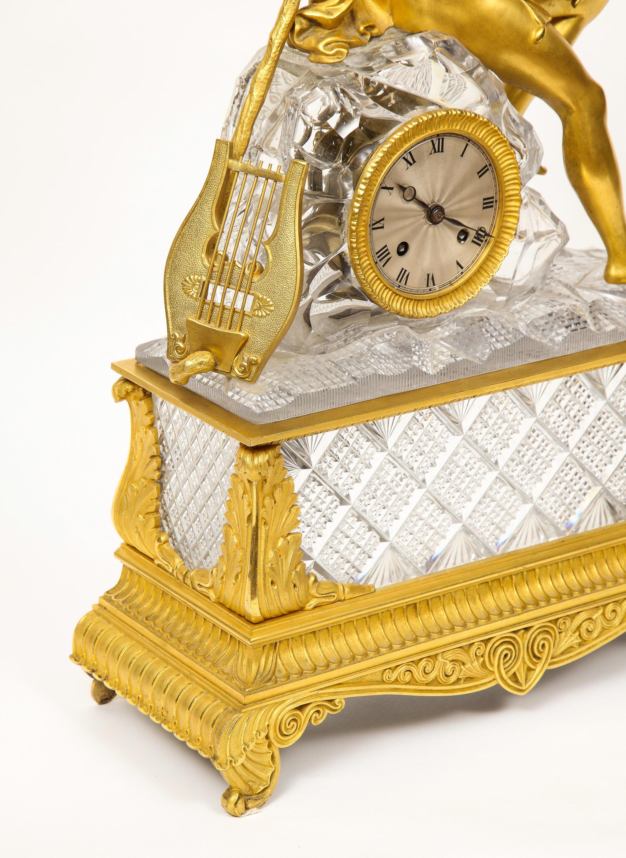 Exquisite französische Empire-Uhr aus Goldbronze und geschliffenem Kristall, um 1815 im Angebot 3