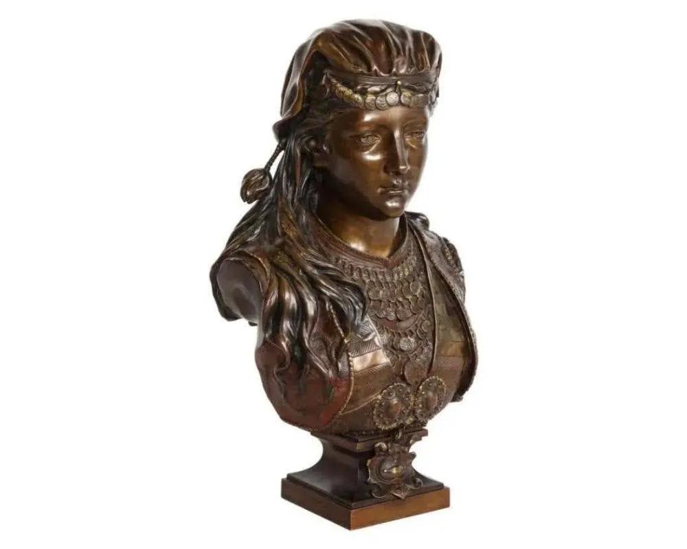 Squisito busto francese in bronzo orientalista multipatinato di una bella turca, opera di Zacharie Rimbez, fine XIX secolo.

Firmato 'Z. Rimbez