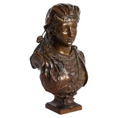 Un exquis buste de beauté orientaliste français en bronze multi-patiné, par Rimbez.