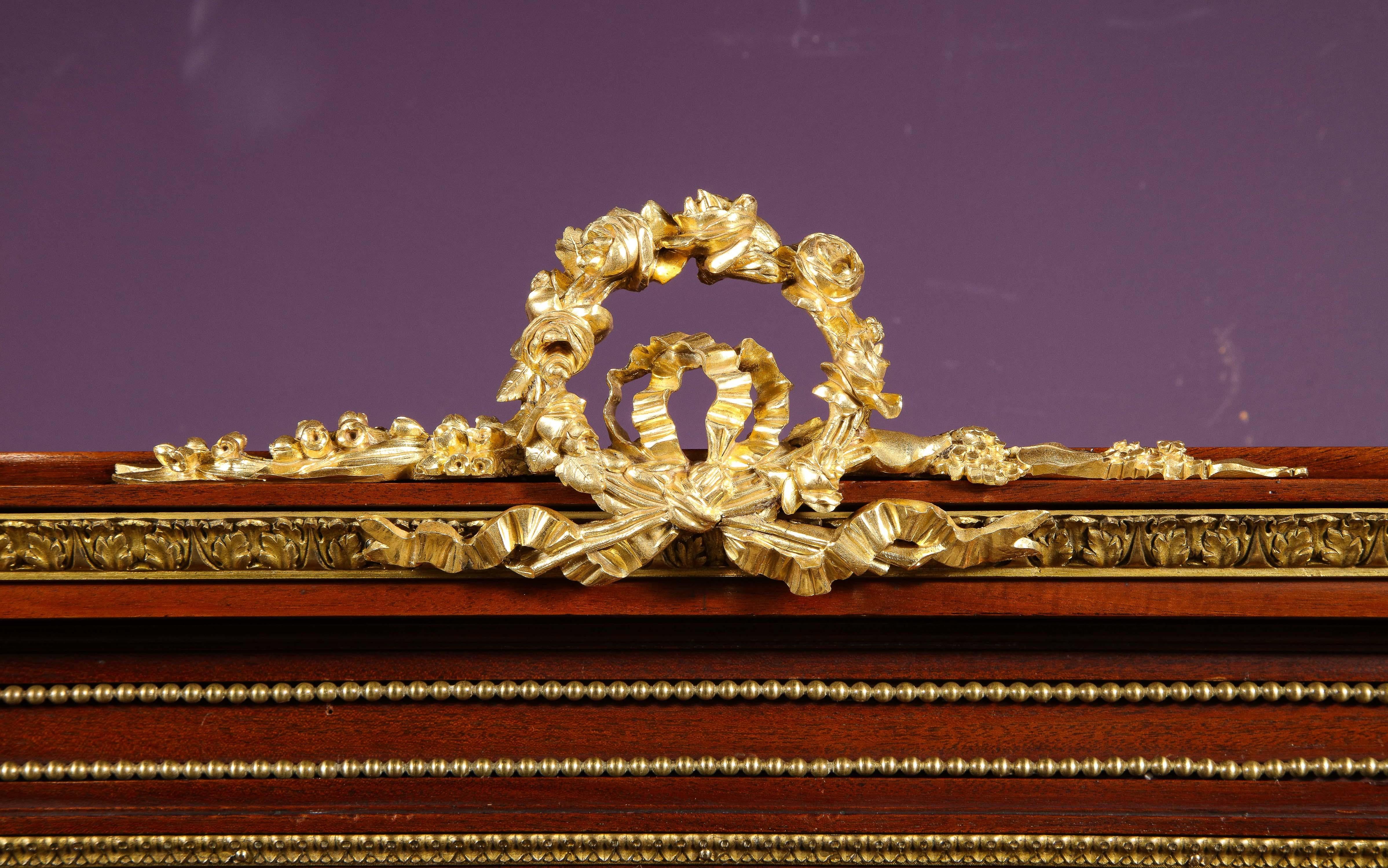Exquisiter französischer Vitrinenschrank aus Mahagoni und Glas mit Goldbronzebeschlägen im Angebot 9