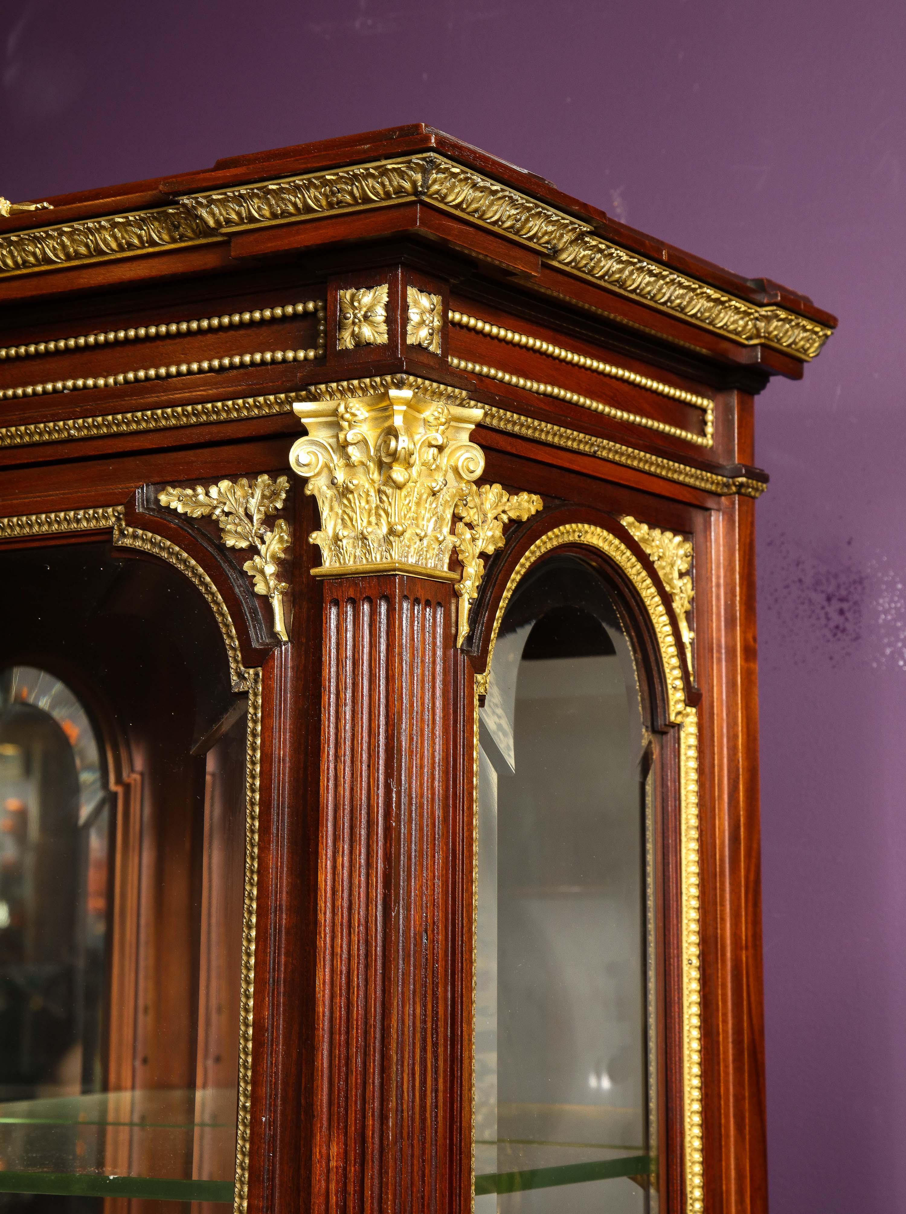 Exquisiter französischer Vitrinenschrank aus Mahagoni und Glas mit Goldbronzebeschlägen im Angebot 12