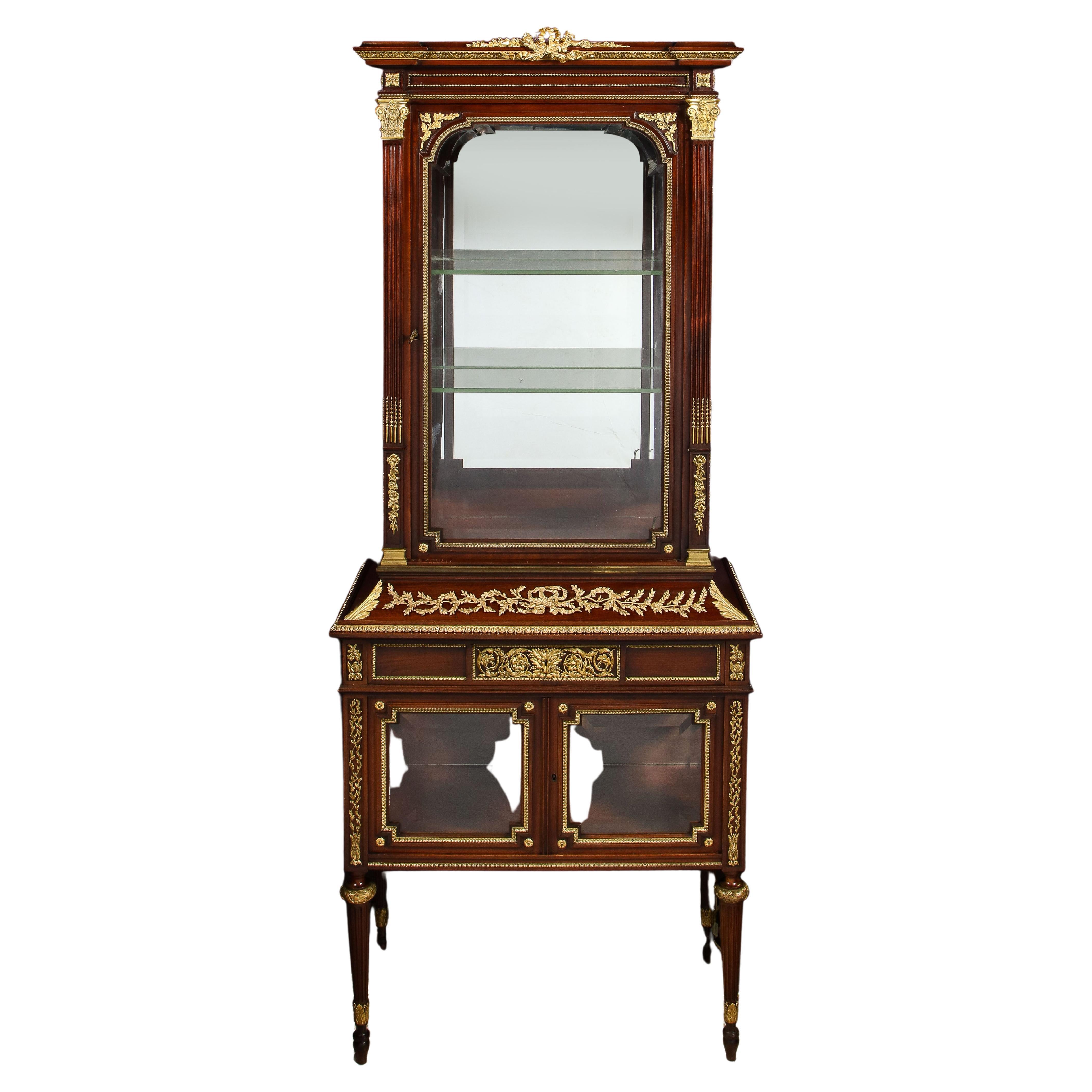 Un exquis cabinet de vitrine français en acajou et verre monté en Ormolu, attribué à Francois Linke, vers 1880.


Bien qu'il ne soit pas signé, la qualité des montures en bronze doré, en particulier les colonnes corinthiennes, ainsi que le