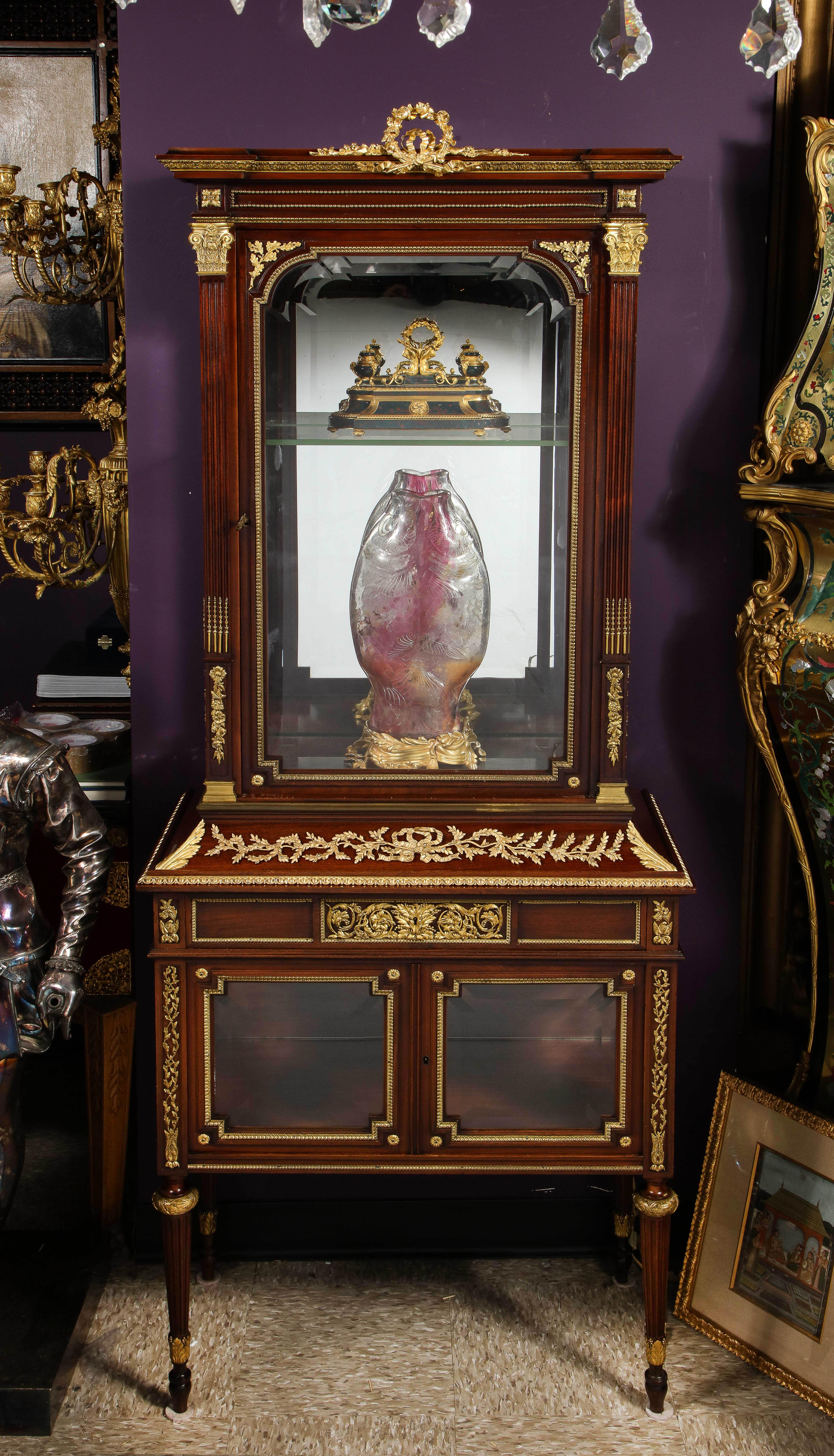 Exquisiter französischer Vitrinenschrank aus Mahagoni und Glas mit Goldbronzebeschlägen (Napoleon III.) im Angebot