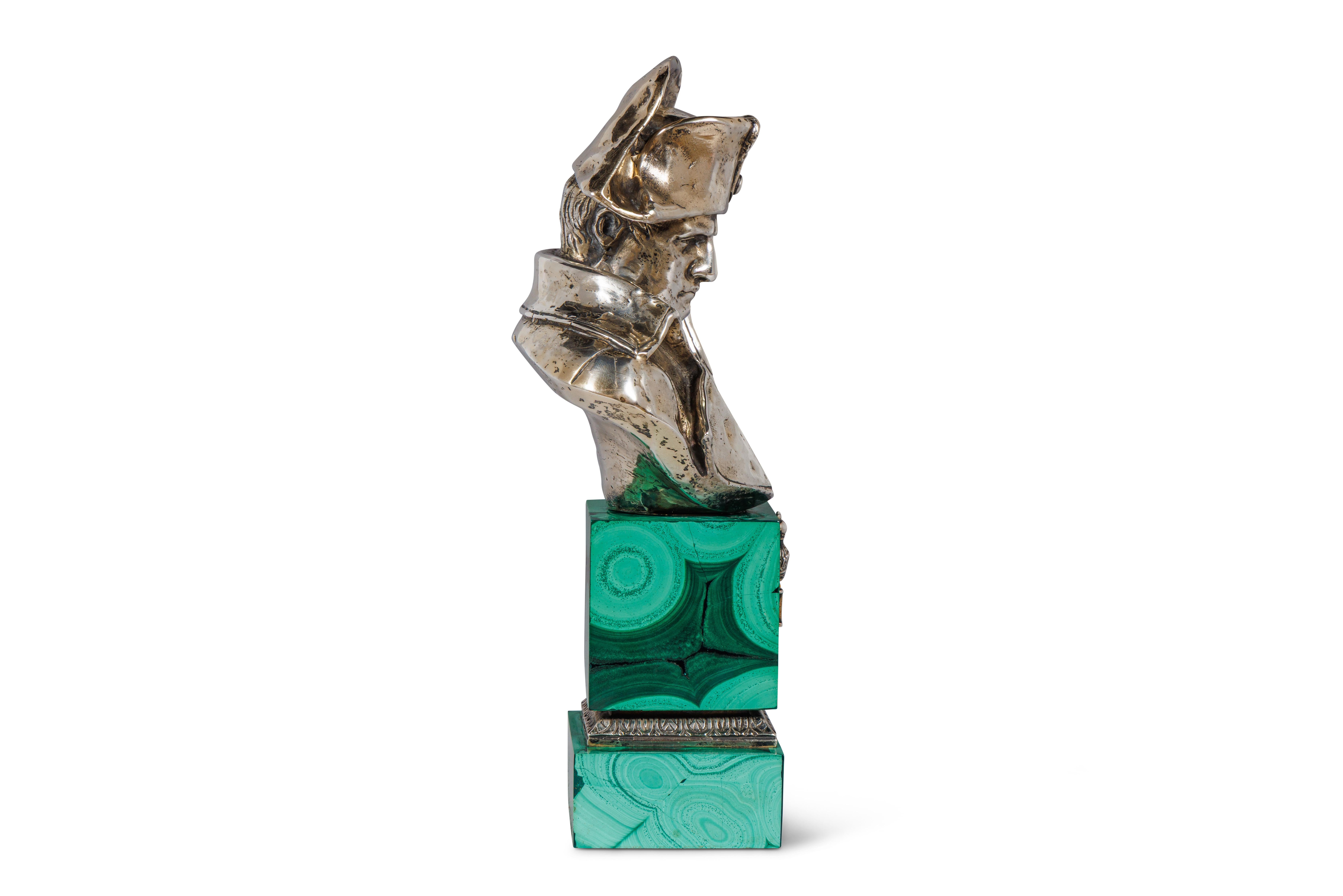 Uno squisito busto francese di Napoleone in argento e malachite, opera di Emile Pinedo In condizioni buone in vendita a New York, NY