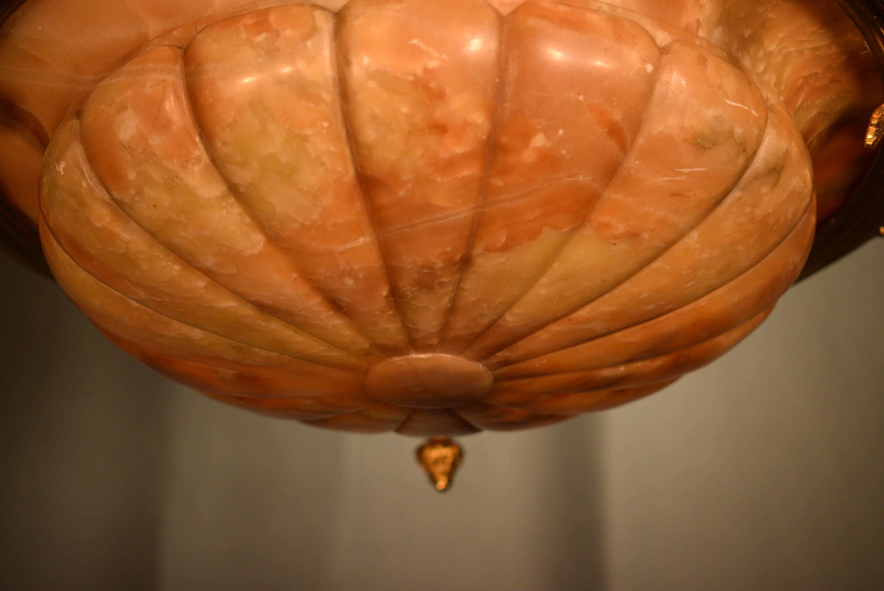 Squisito ciondolo in bronzo dorato e alabastro in vendita 2