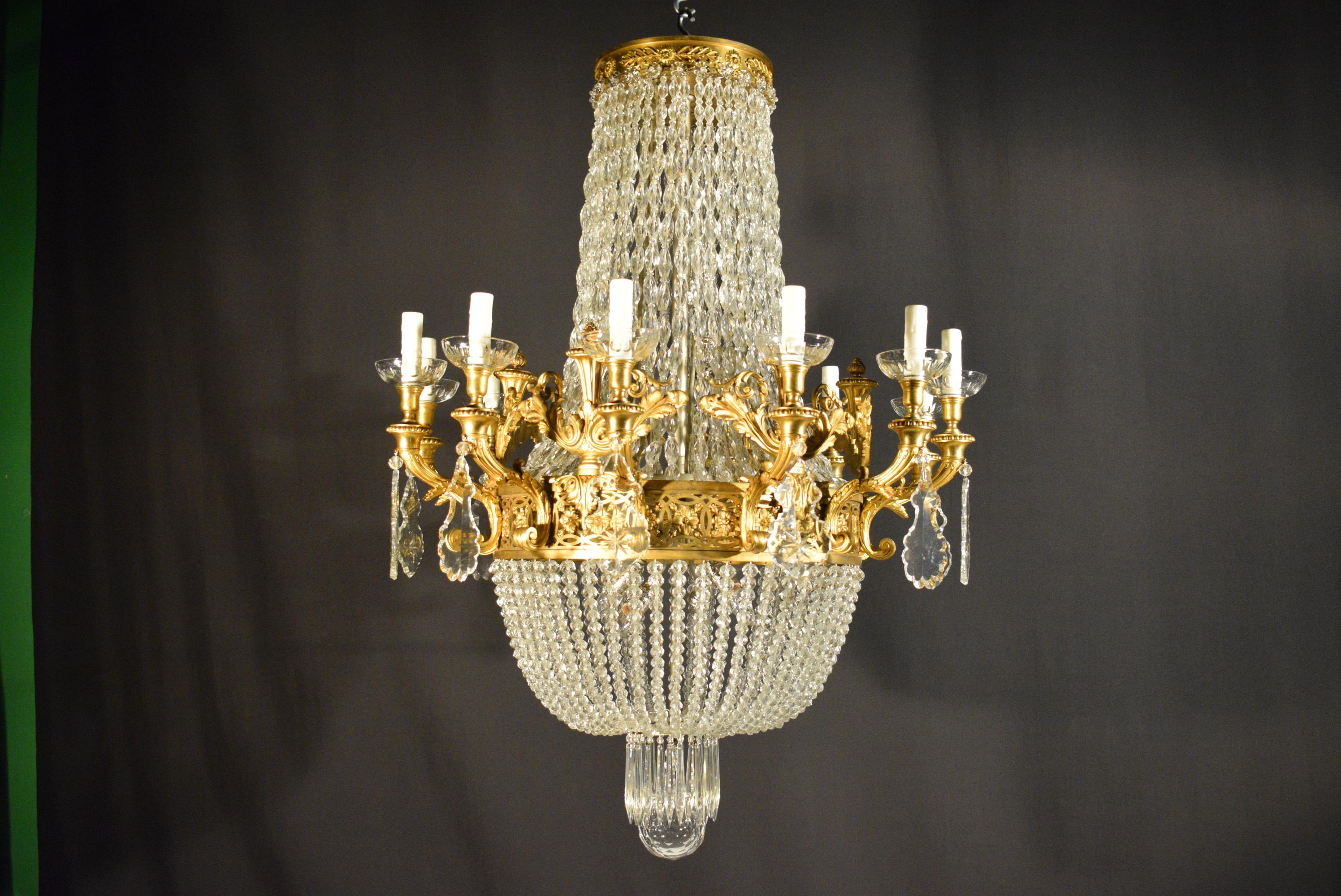 Squisito lampadario in bronzo dorato e cristallo in vendita 4