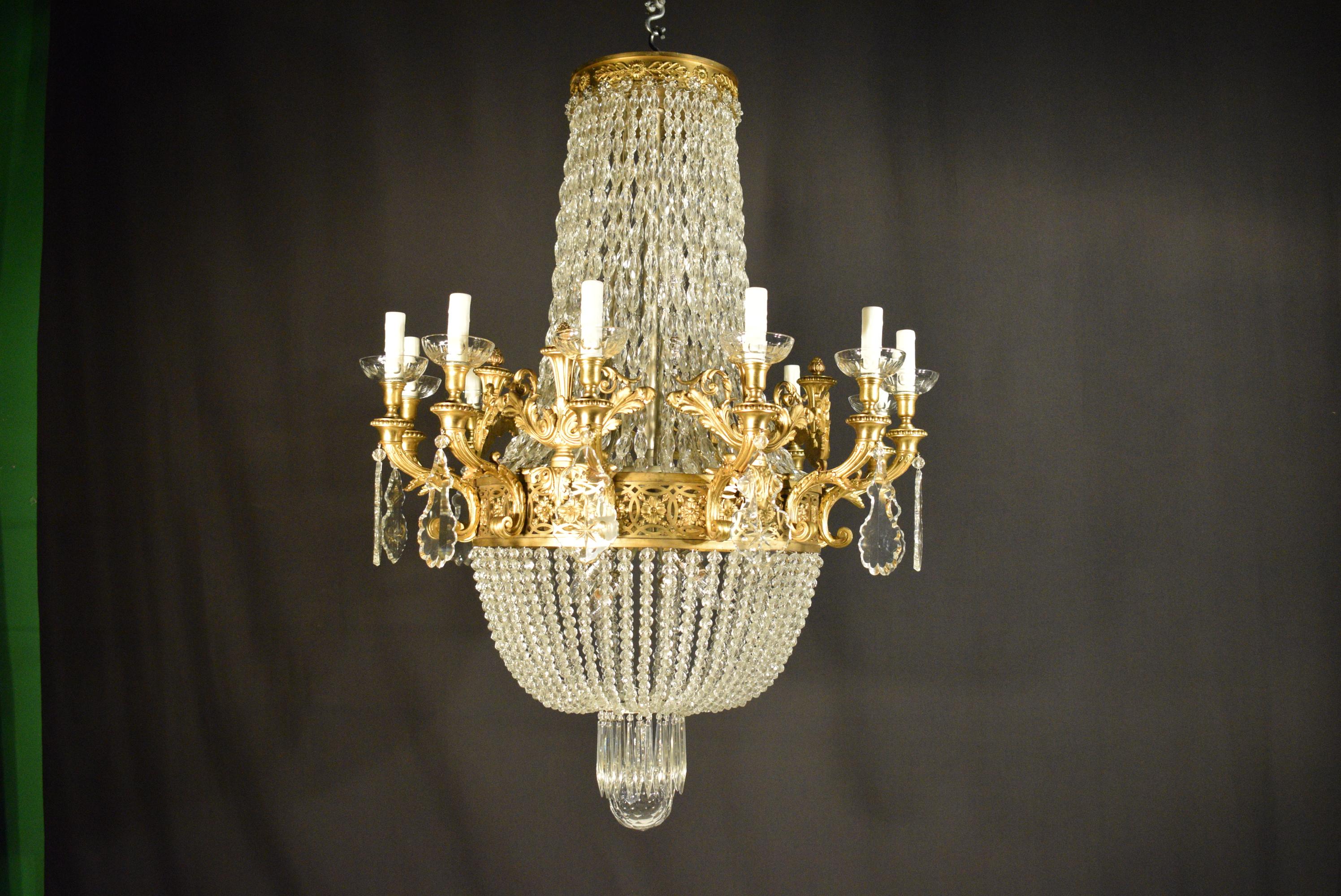 Squisito lampadario in bronzo dorato e cristallo in vendita 6