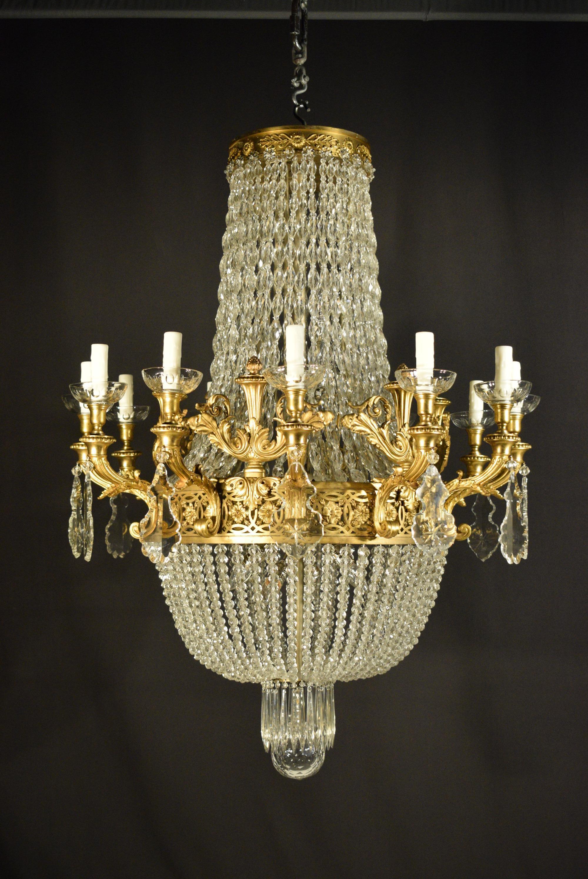 Squisito lampadario in bronzo dorato e cristallo in vendita 7
