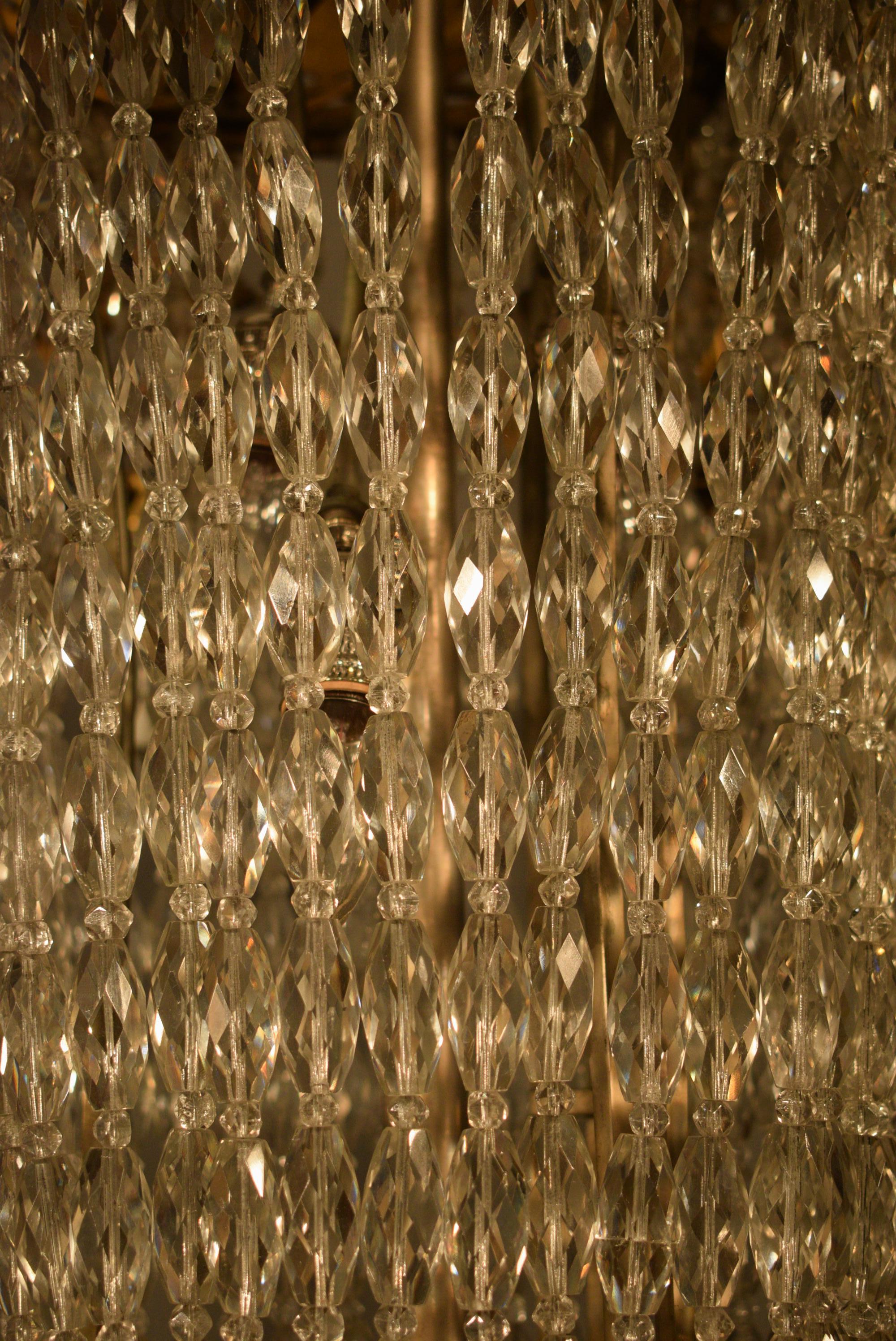 Squisito lampadario in bronzo dorato e cristallo in vendita 9
