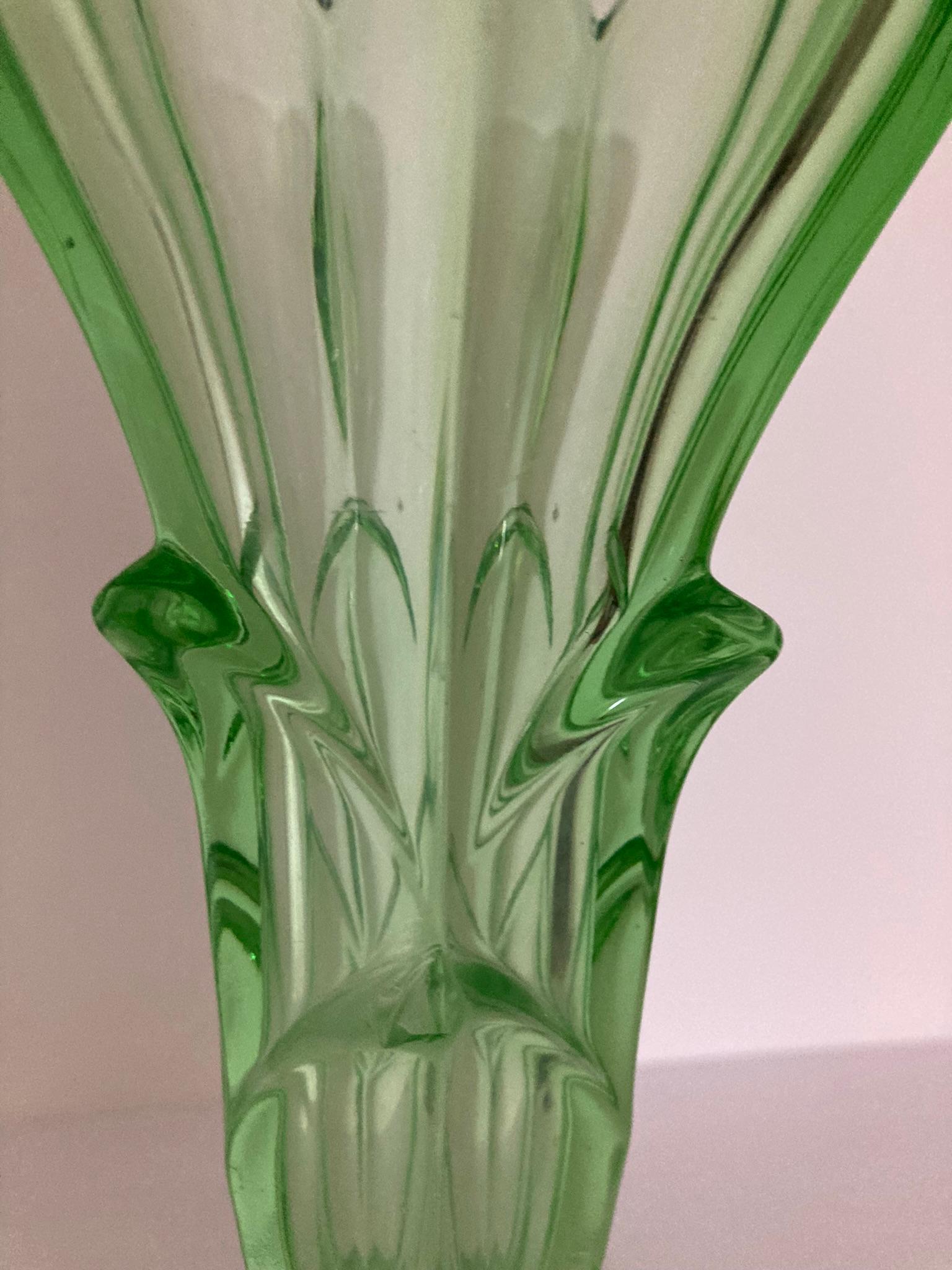 Eine exquisite Vase aus grünem Uranglas mit fesselndem Blumenmuster (Art déco) im Angebot