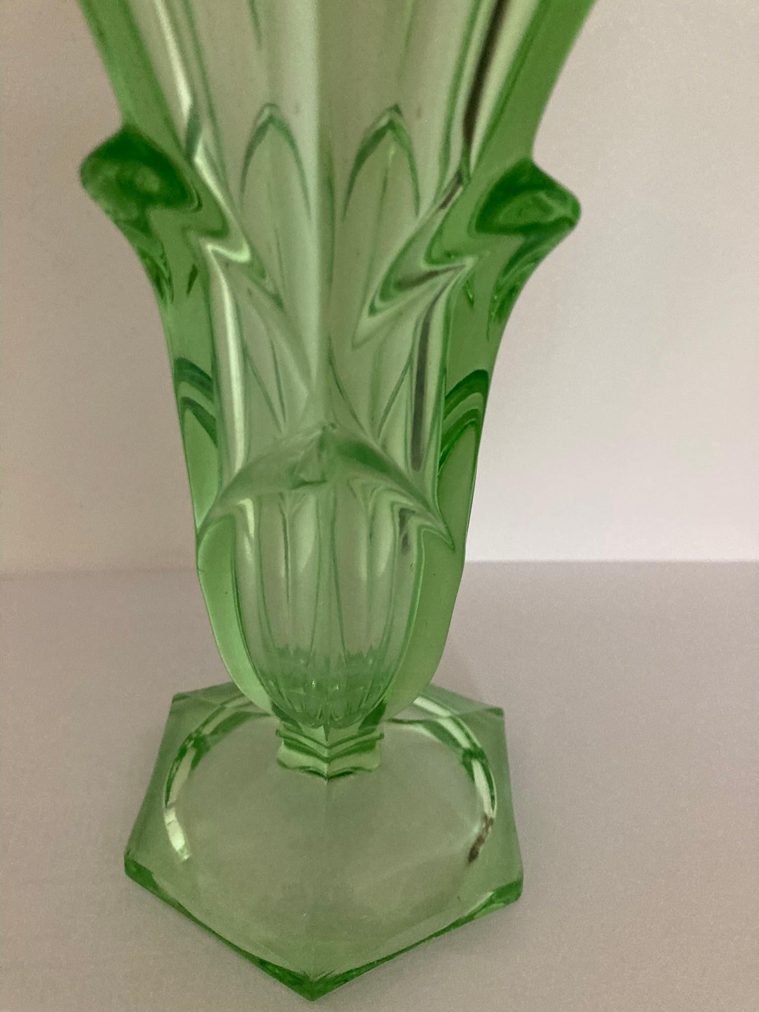 Eine exquisite Vase aus grünem Uranglas mit fesselndem Blumenmuster (Britisch) im Angebot