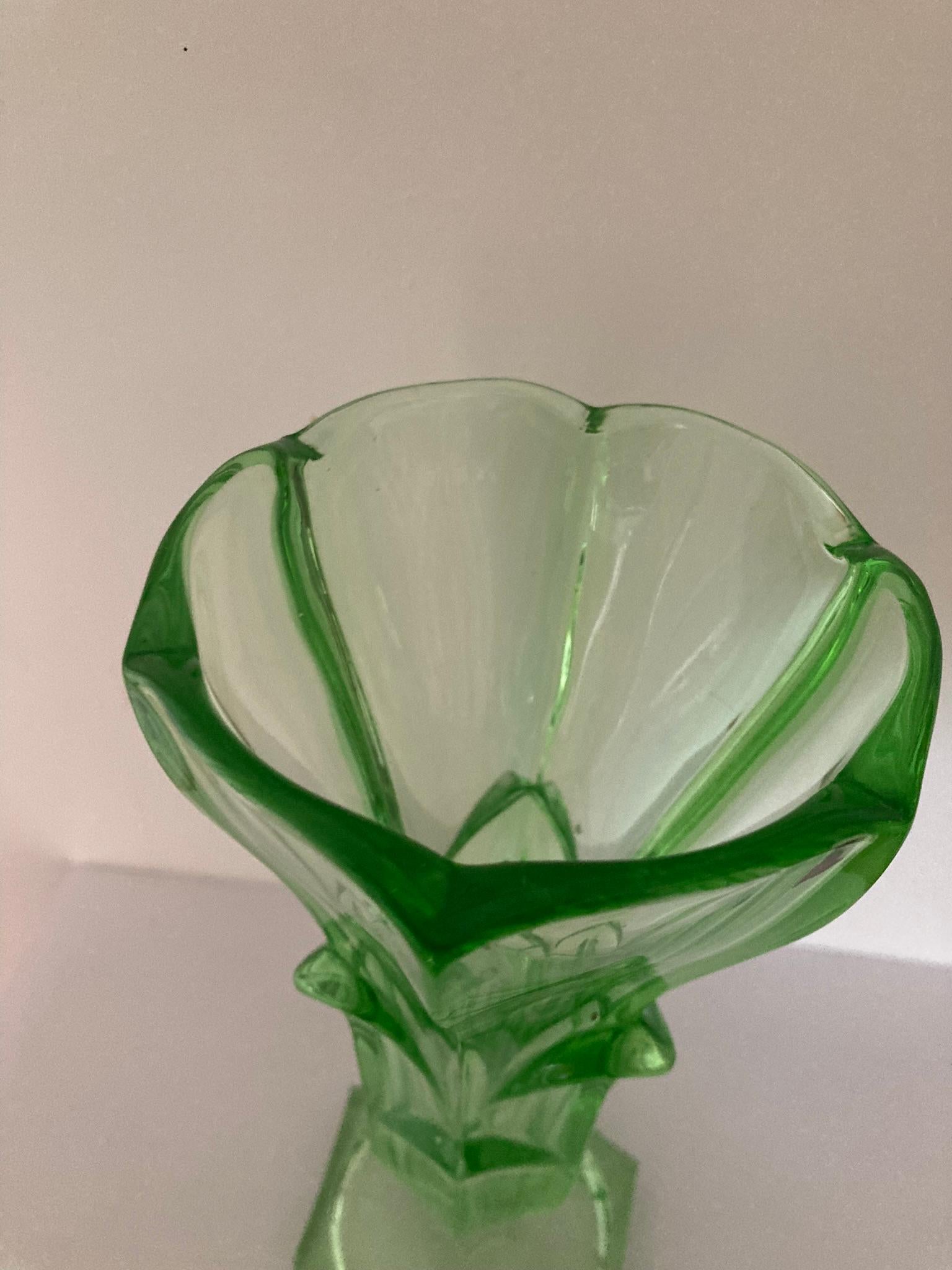 Eine exquisite Vase aus grünem Uranglas mit fesselndem Blumenmuster im Zustand „Hervorragend“ im Angebot in Bishop's Stortford, GB